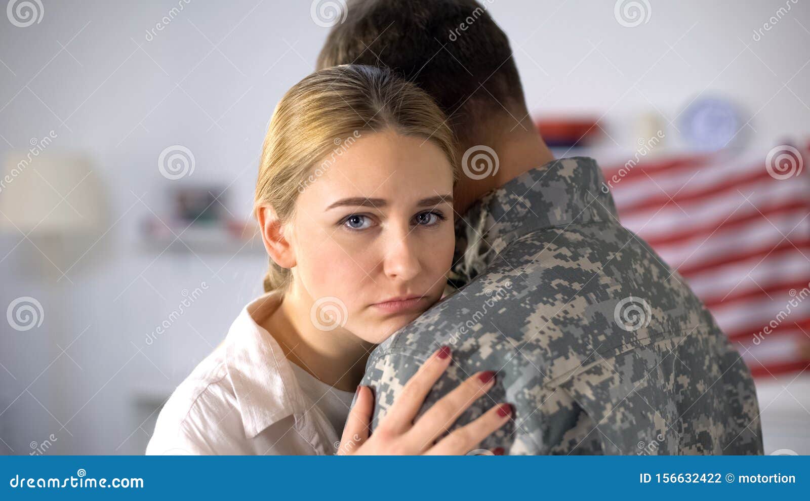 Triste Femme Embrassant Un Soldat Quittant La Maison Adieu Avant Le Service Militaire Photo Stock Image Du Militaire Lifestyle