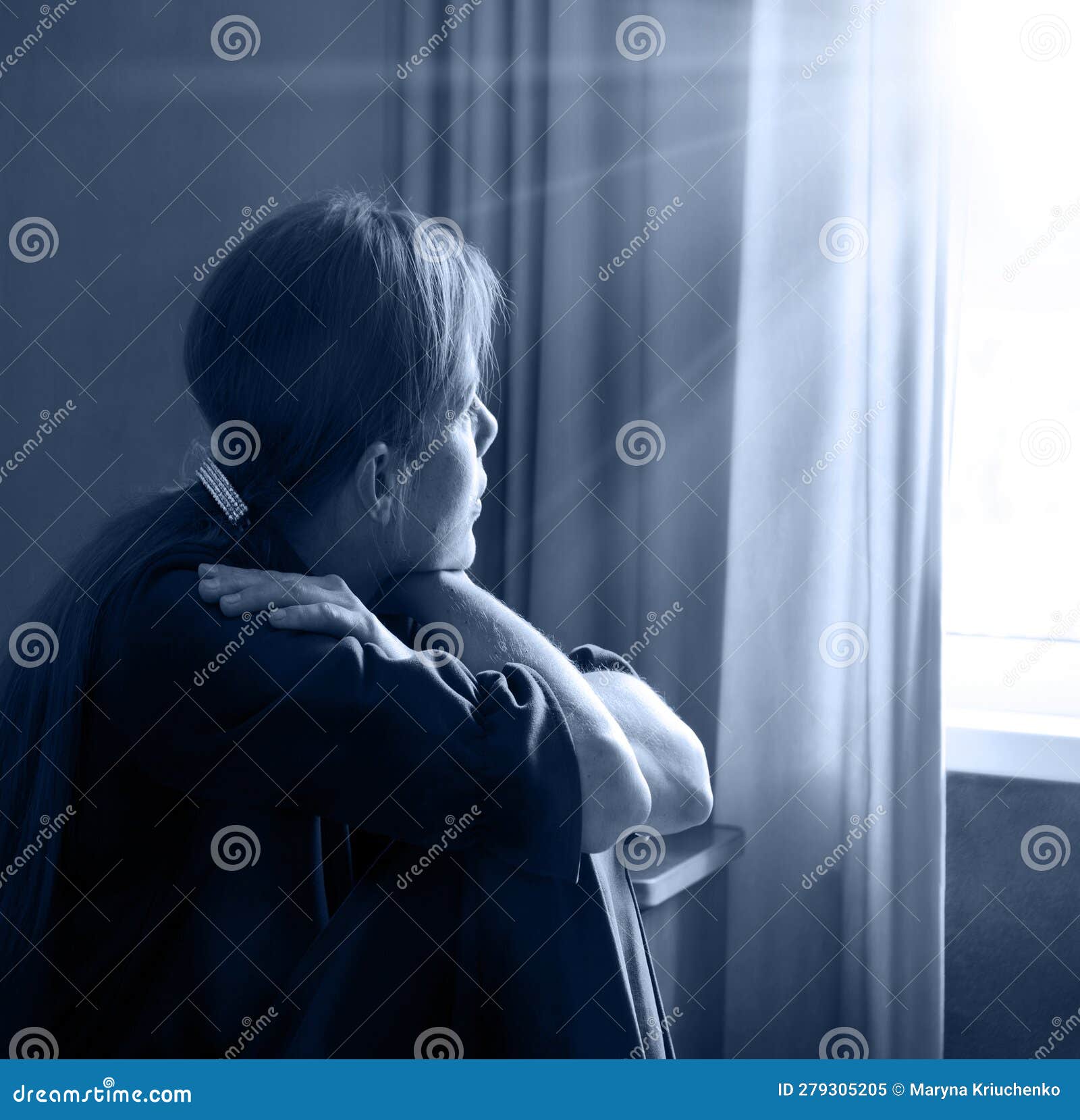 Mulher triste perto da janela menina abandonada e depressão gerada