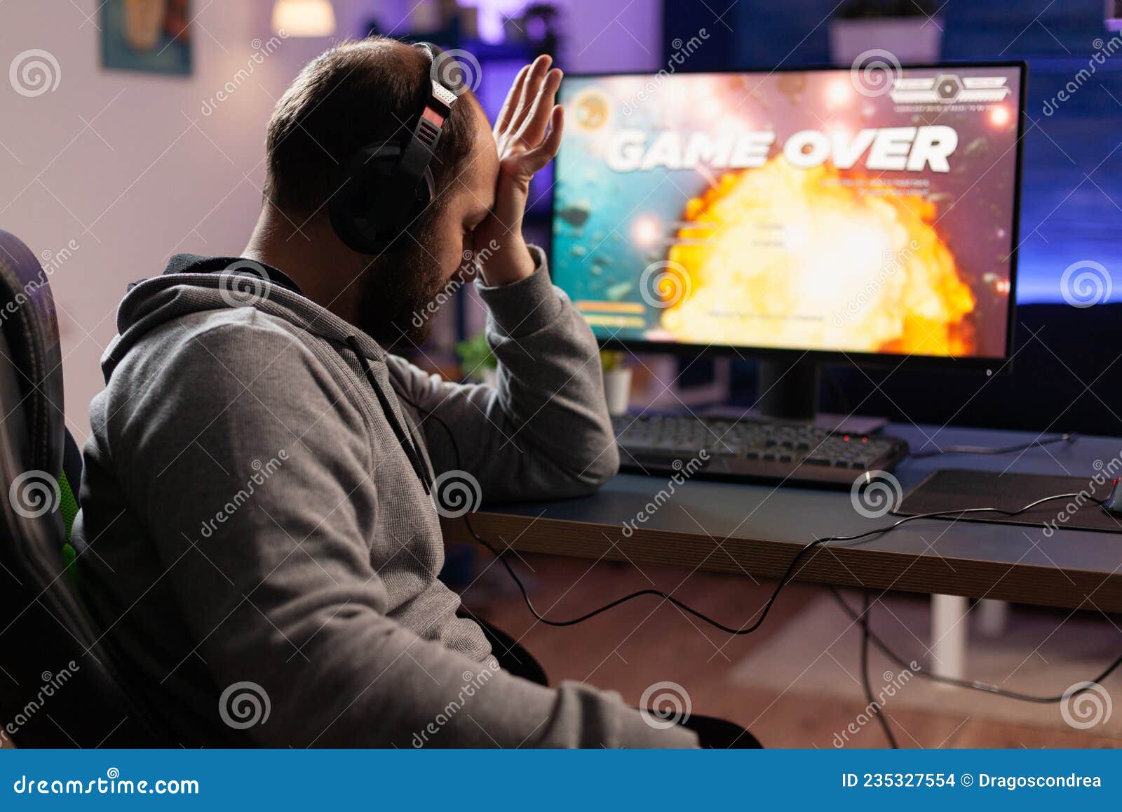 Jogador profissional jogando no jogo de vídeo on-line de tiro em