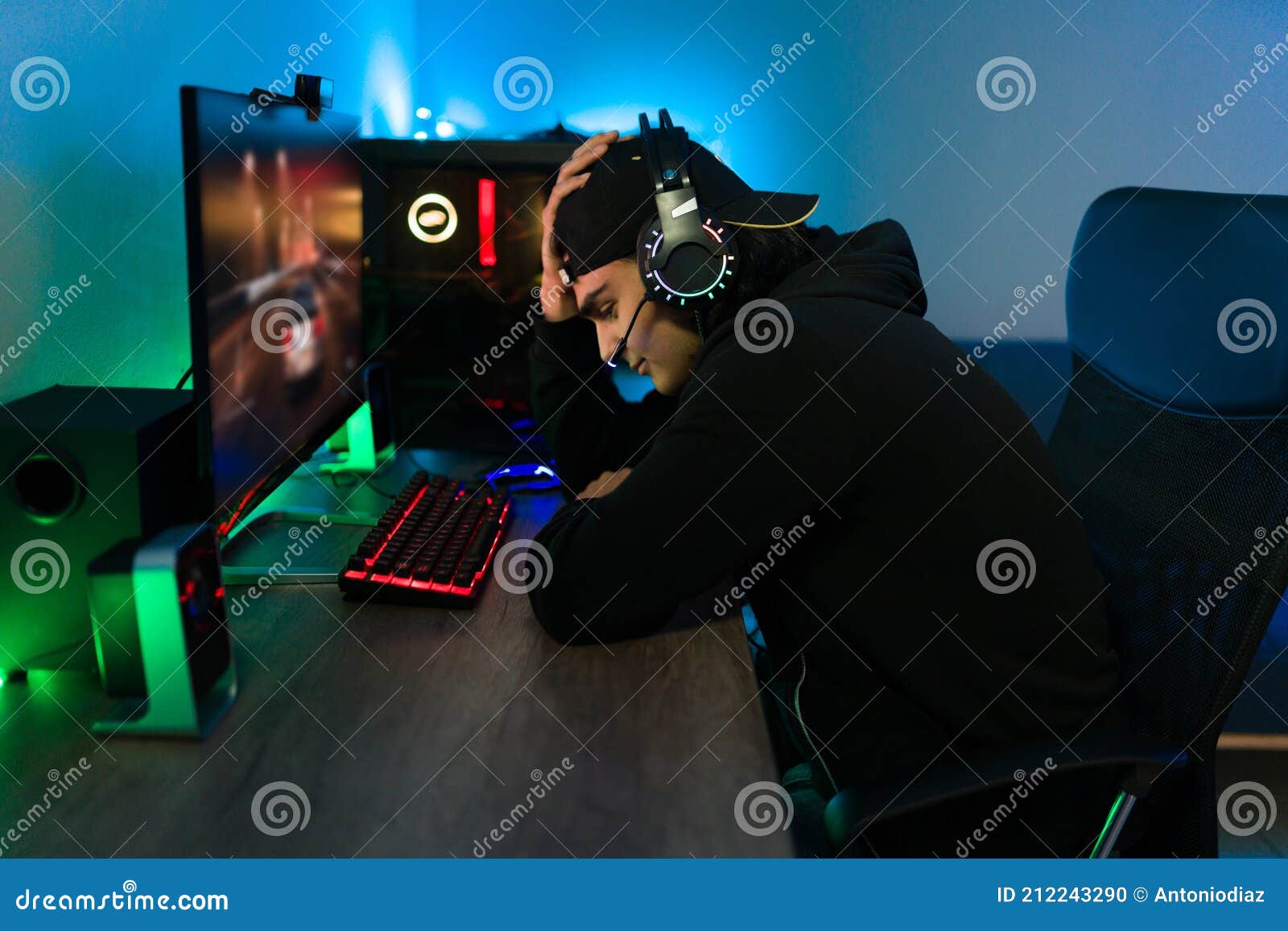 Garota Triste Porque Ela Perdeu Enquanto Jogava Jogos Online No Computador  Imagem de Stock - Imagem de passatempo, controlador: 164745187