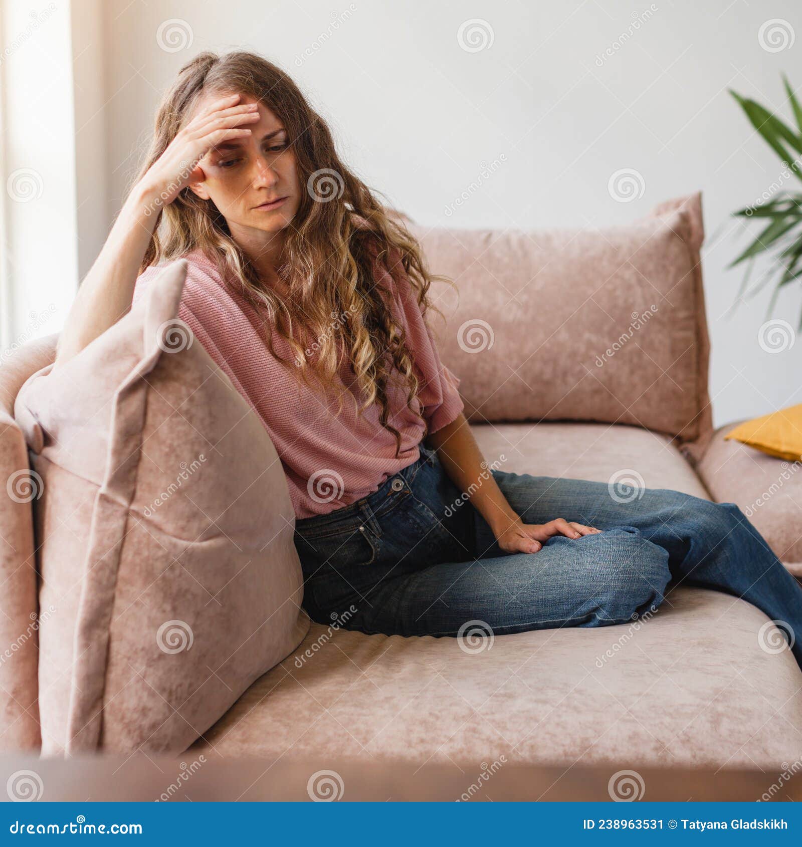 Mulher triste sentada sozinha em uma sala vazia