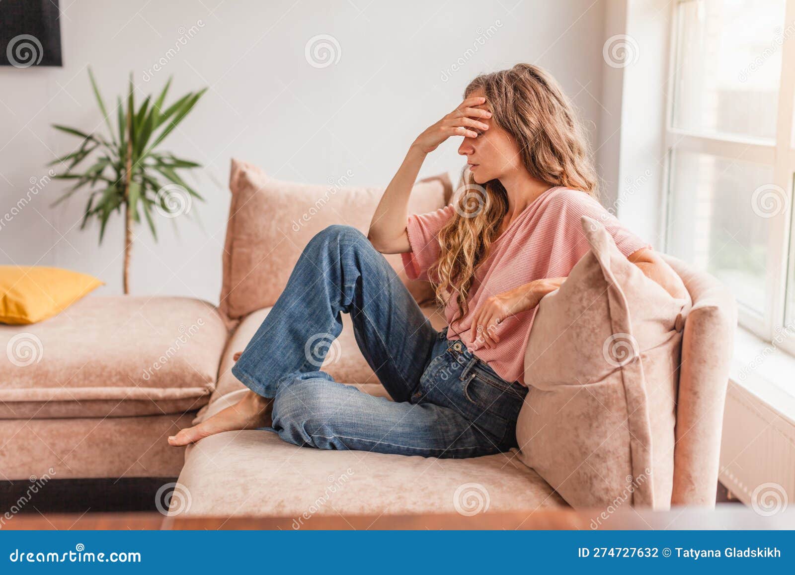 Mulher triste sentada sozinha em uma sala vazia