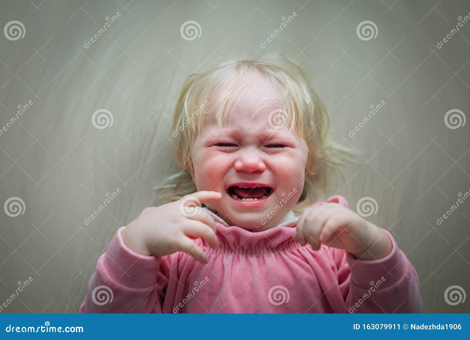 Triste Petite Fille Qui Pleure Enfant Qui Souffre Enfant Qui Stresse Image Stock Image Du Maison Enfant