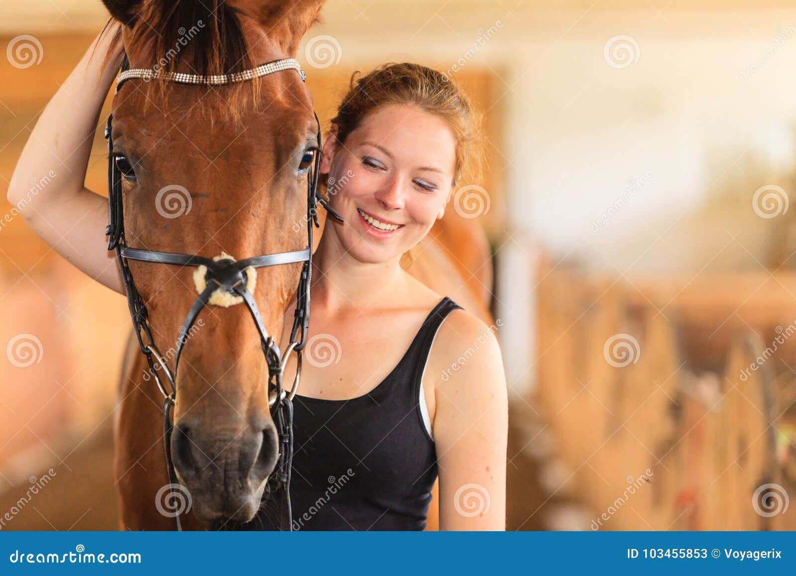 Mulher Jockey Com Seu Cavalo Marrom Selado Patenteando O Garanhão