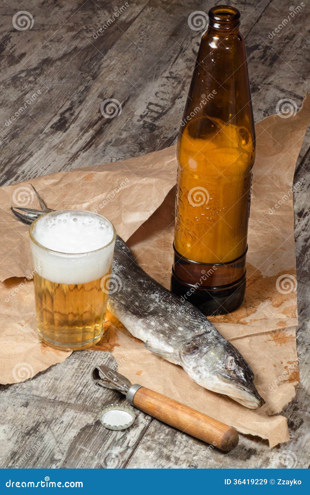 Trockene Fische Mit Bier Auf Packpapier Stockbild Bild Von Panzerkrebse Nachricht 36419229