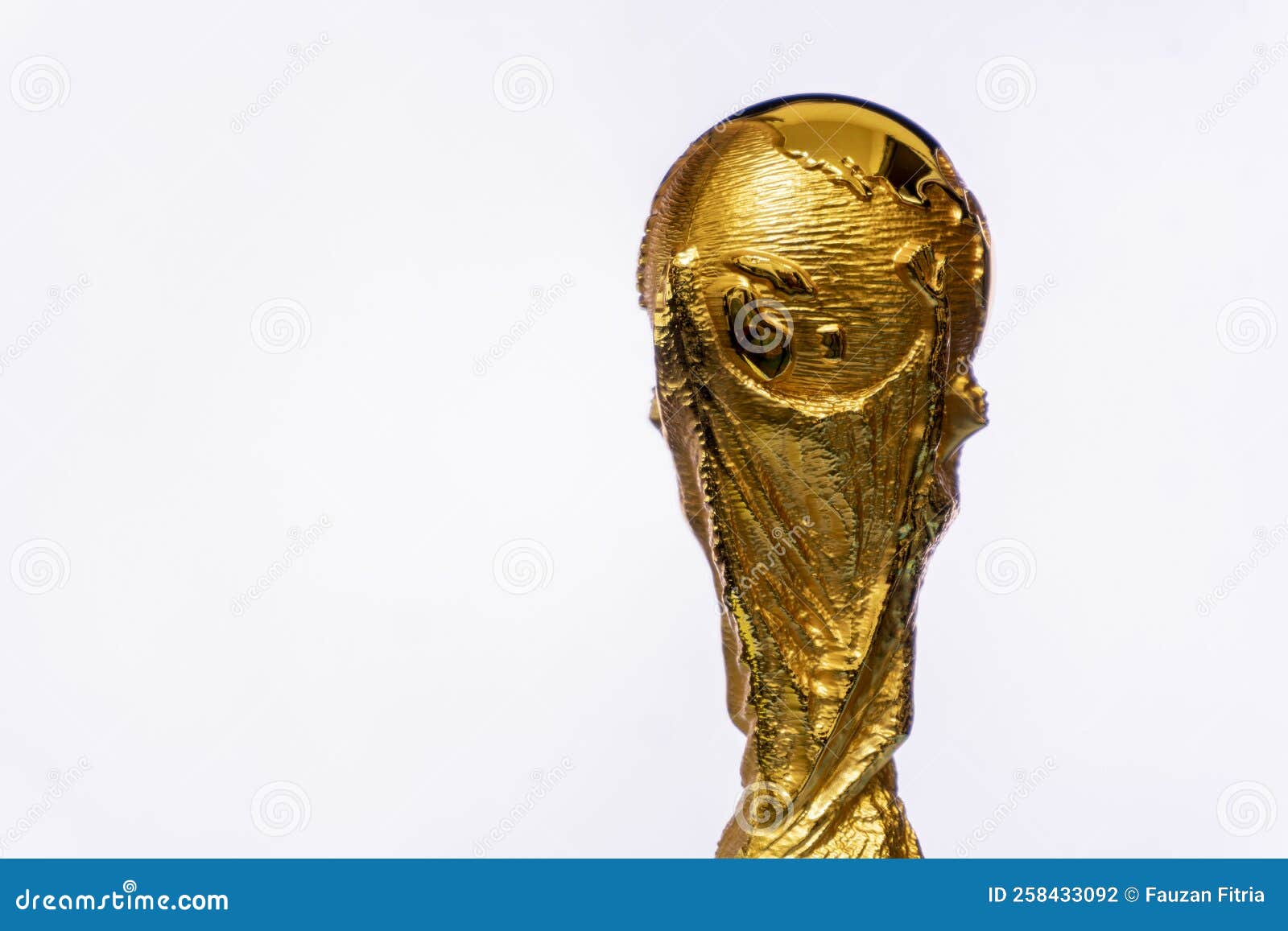 Trofeo De La Copa Mundial De La Fifa Contra El Fondo Blanco. Octubre De 2022 En Doha Qatar. Fotografía editorial - Imagen de fondo, trofeo: 258433092 Trofeo De La Copa Mundial De La Fifa Contra El Fondo Blanco. Octubre De 2022 En Doha Qatar. Fotografía editorial - Imagen de fondo, trofeo: 258433092