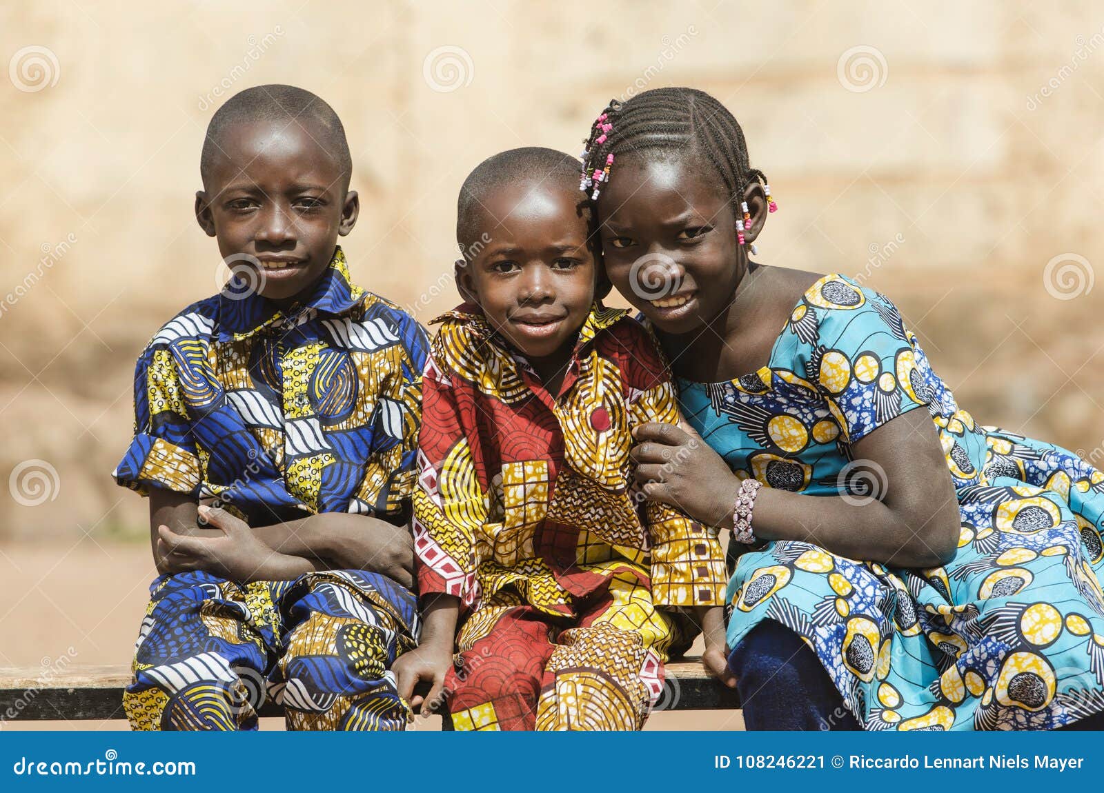 Trois Enfants Noirs Africains Magnifiques Dappartenance Ethnique Posant Dehors Image Stock 