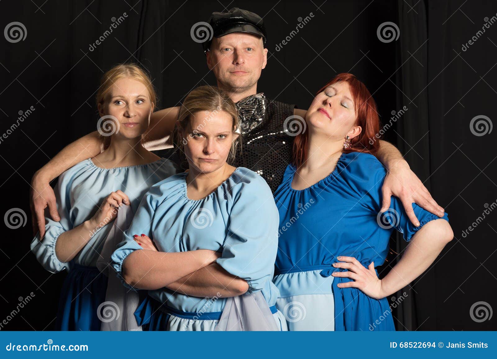 Trois femmes et homme photo stock. Image du mignon, fond - 68522694