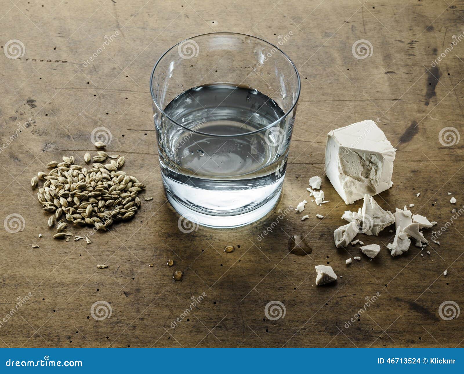 Trois Ingrédients De Whiskey écossais L'eau, Levure Et B Malté Photo