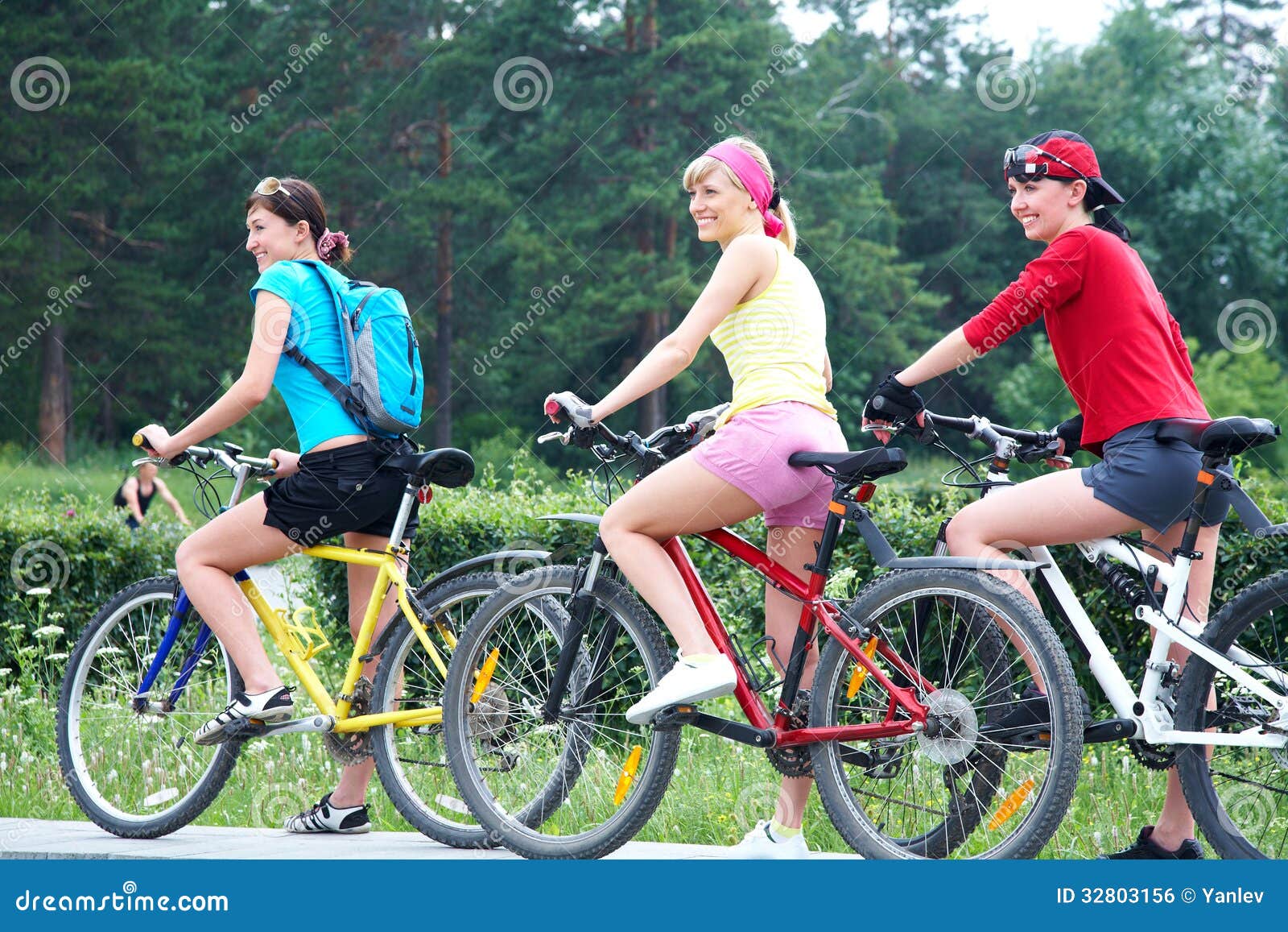 Trois Jeunes Filles Sur La Bicyclette Photo stock Image du reste