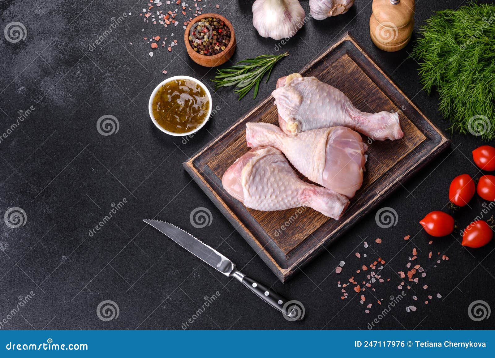 Trois Pattes De Poulet Cru Aux épices Et Aux Herbes Sur Une Planche à  Découper En Bois Photo stock - Image du panneau, frais: 247117976