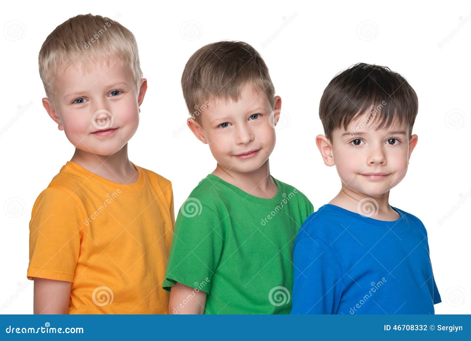 Trois petits amis ensemble. Trois petits garçons de sourire se tiennent ensemble sur le fond blanc