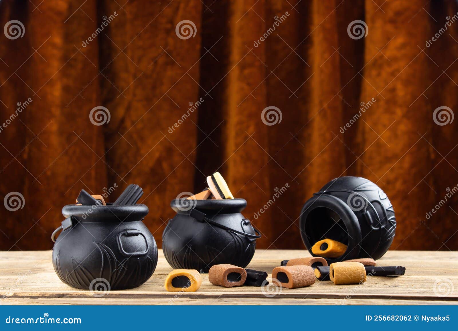 Trois Petits Chaudrons Avec Différents Bonbons Sont Posés Sur Une Table En  Bois Avec Un Rideau De Velours En Arrière-plan. Photo stock - Image du  sucrerie, caramel: 256682062