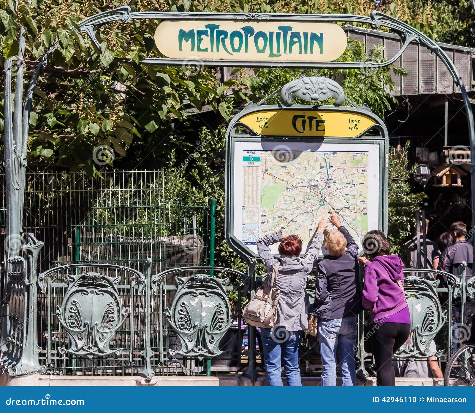 Trois Touristes Se Dirigent A La Grande Carte De La Metro De Paris A L Arret De Citation Image Editorial Image Du Touristes Recherche