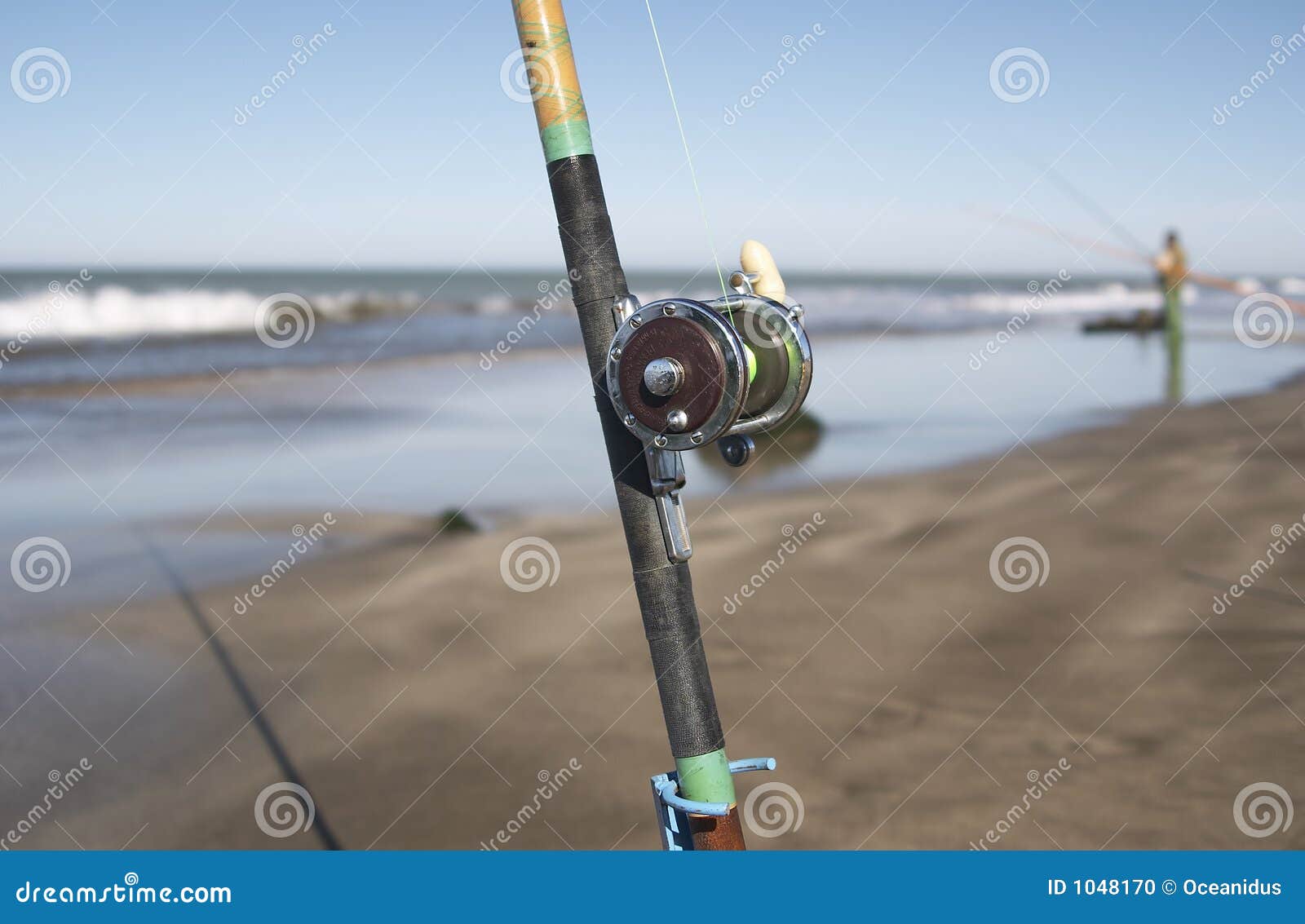 Caña En La Costa Del Mar Noche De Pesca Fotos, retratos, imágenes y  fotografía de archivo libres de derecho. Image 80303428
