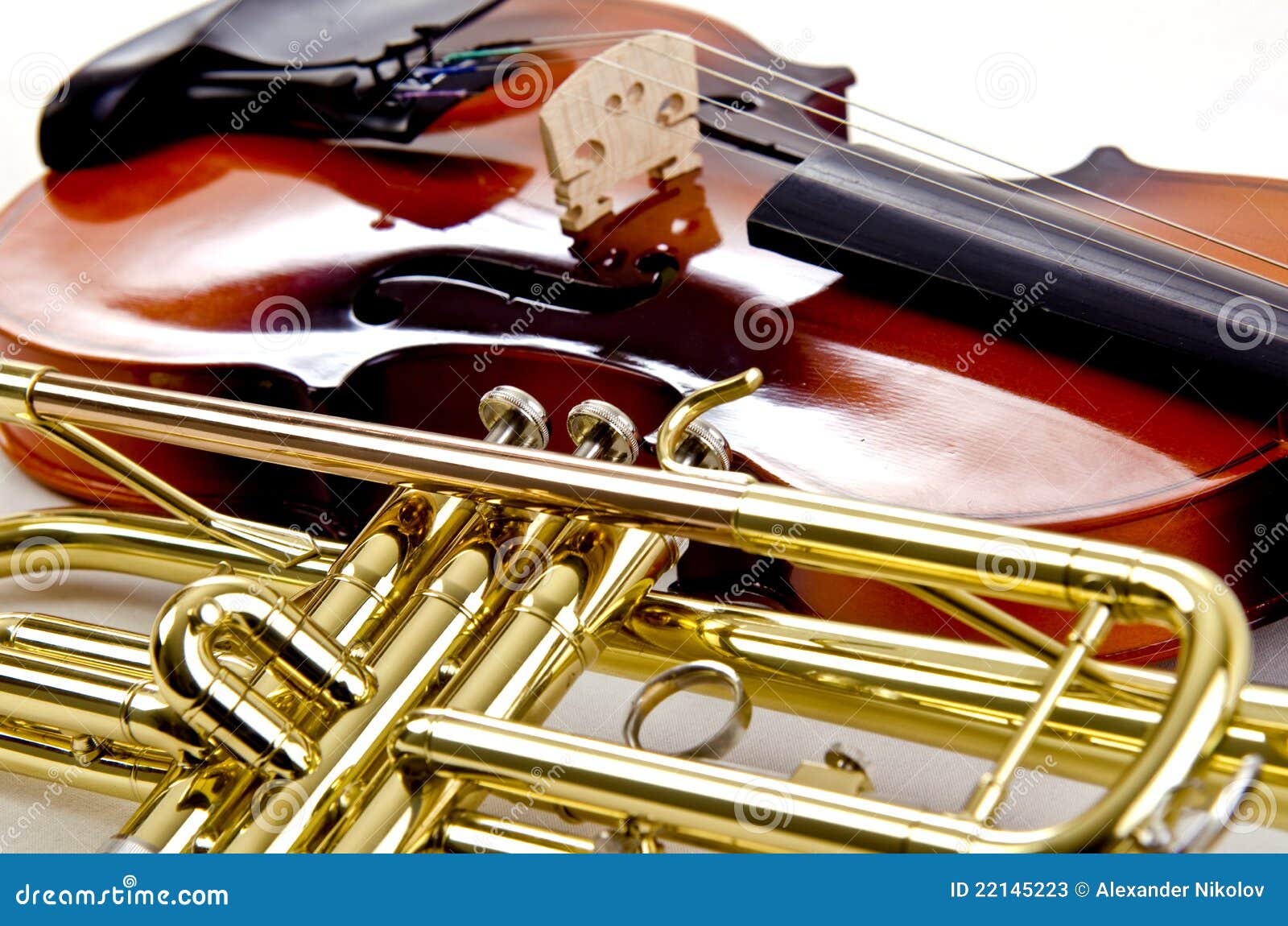 Tromba E Fine Lucida Del Violino in Su Immagine Stock Immagine di pistoni, suono 22145223