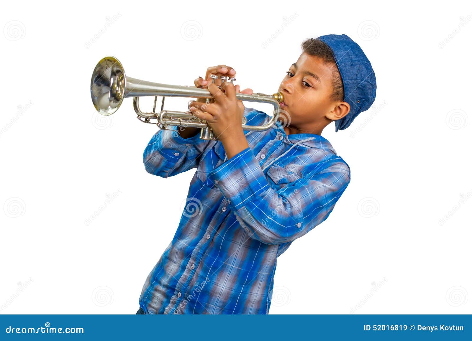 Il trombettista del ragazzo esegue in scena Giochi famosi del musicista soli sulla tromba