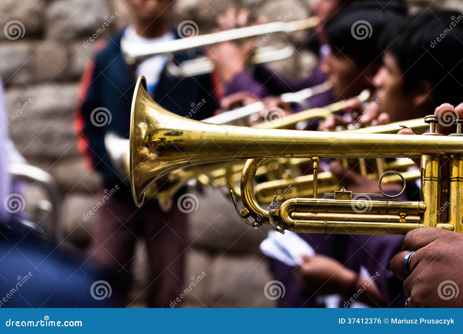 Tromboner Som Spelar I Ett Stort Band. Arkivfoto Bild av harmoni