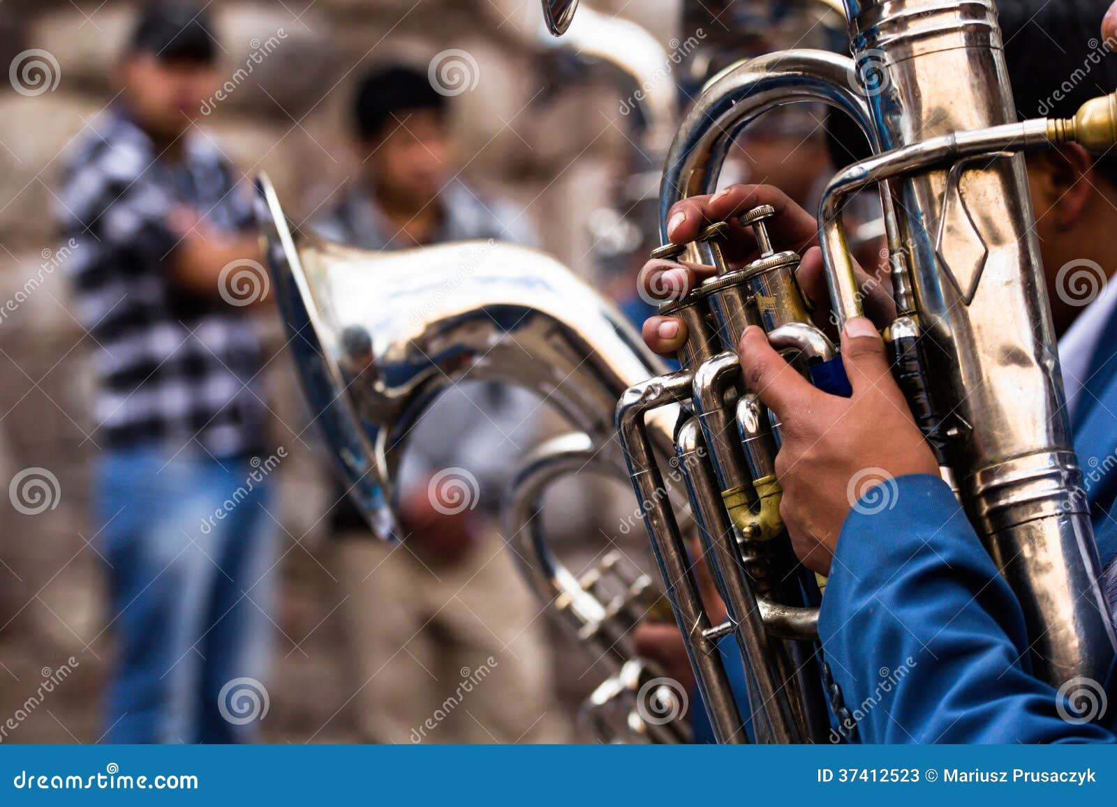 Tromboner Som Spelar I Ett Stort Band. Fotografering för Bildbyråer