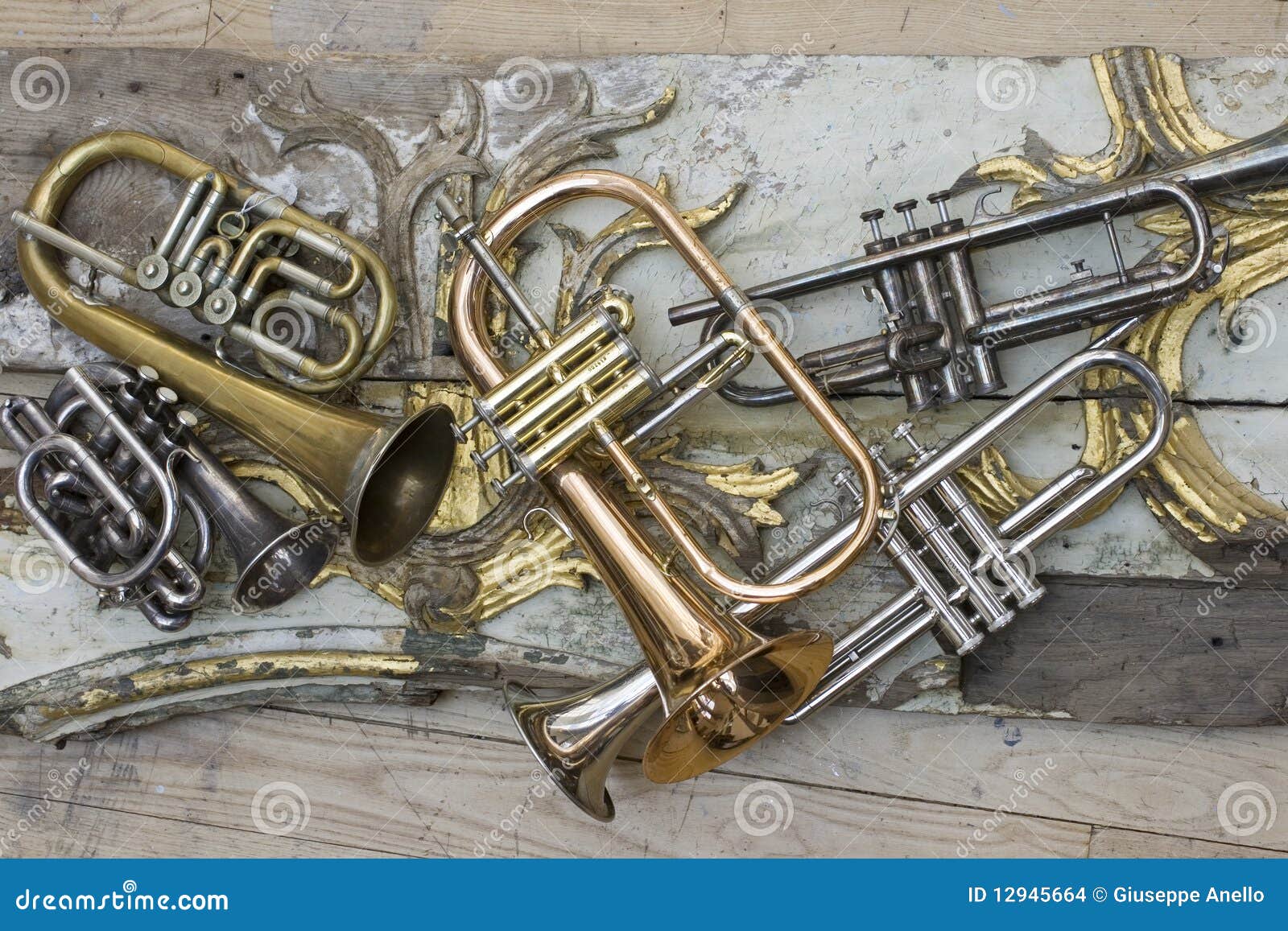 Trompetas foto de archivo. Imagen de dorado, fanfarria 12945664