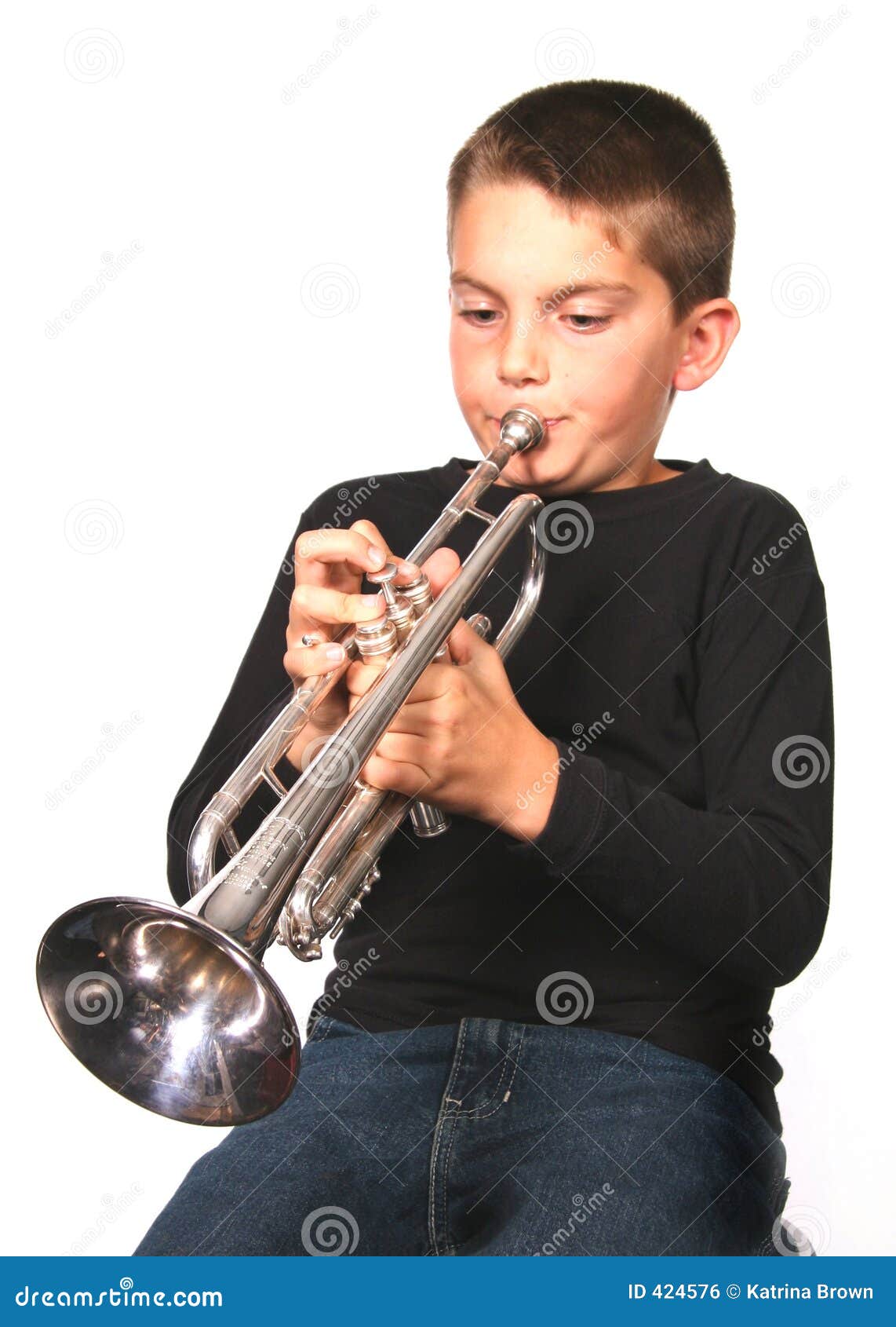 Trompette De Soufflement D'enfant Photo stock - Image du verticale, marche:  424576