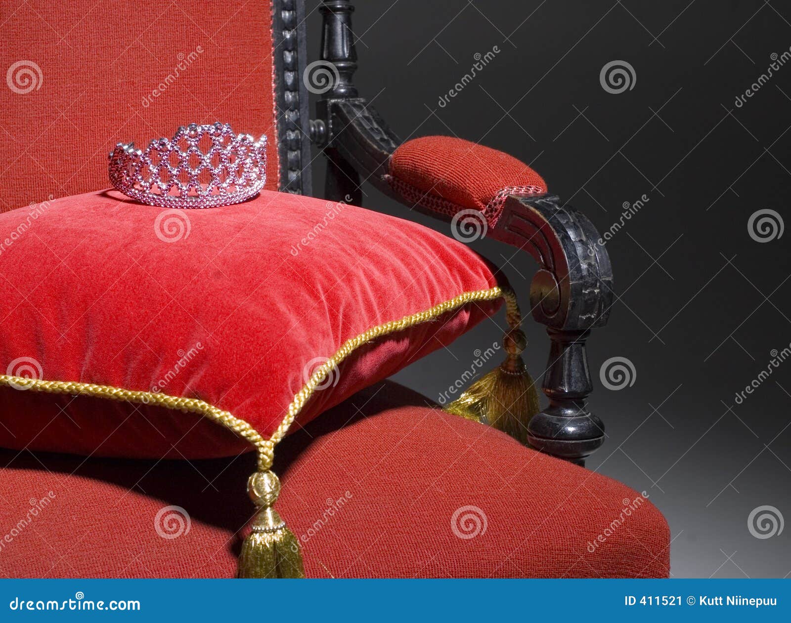 Trono di importanza. Scena metaforica di un trono lussuoso che aspetta una regina o una principessa o una mancanza. Priorità bassa scura. Poltrona con un cuscino e una parte superiore.