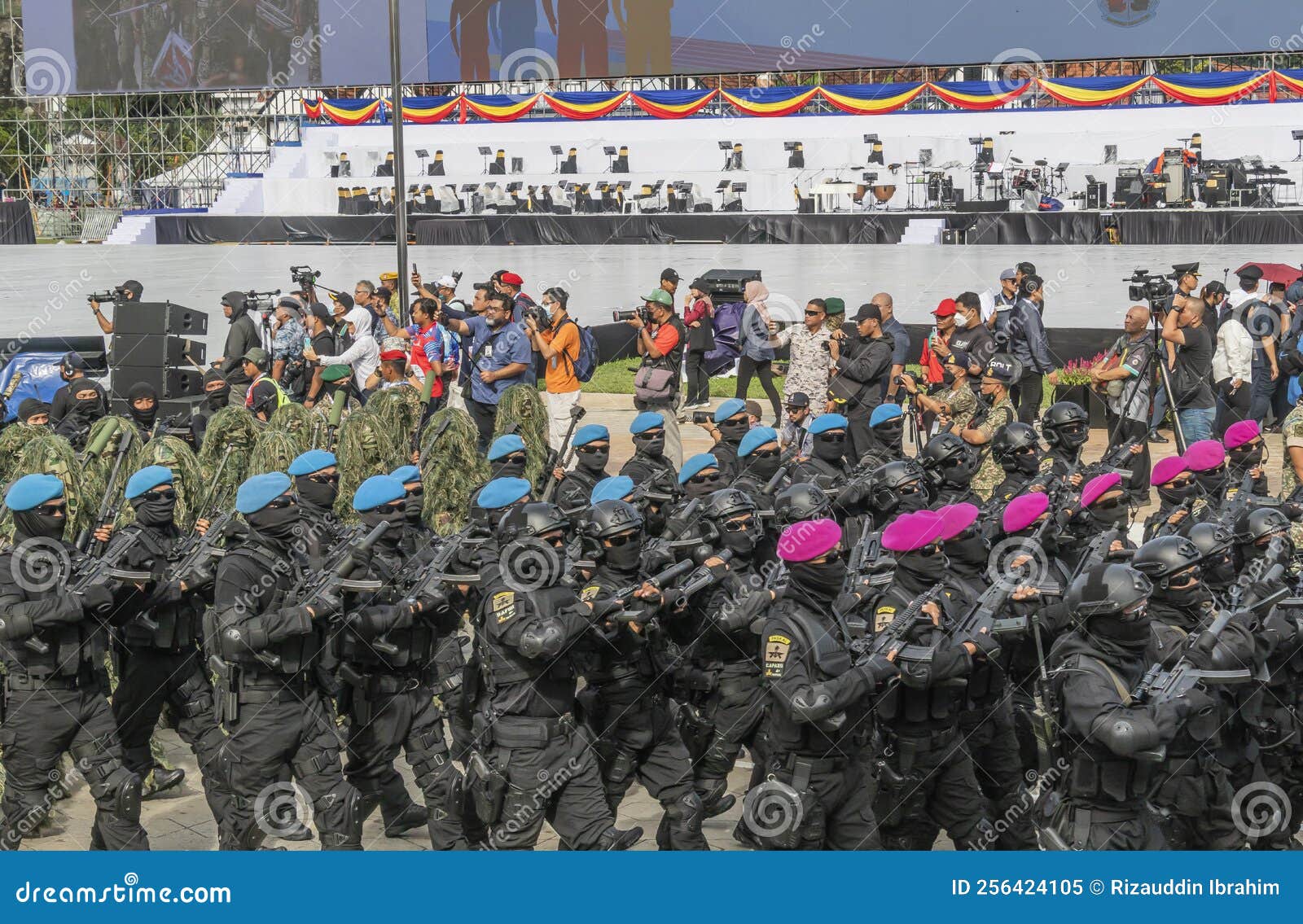 De La Fuerza De La Armada Malaya Y La Fuerza Aérea Marchando Durante El 65º Desfile Del Día Nacional Malasio En Kua Imagen editorial - Imagen de malayo, defensa: 256424105