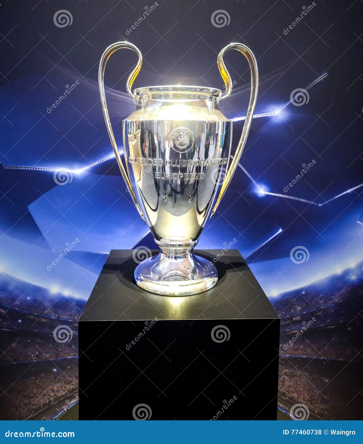 Trophée de la Ligue des Champions. Réplique en métal de …