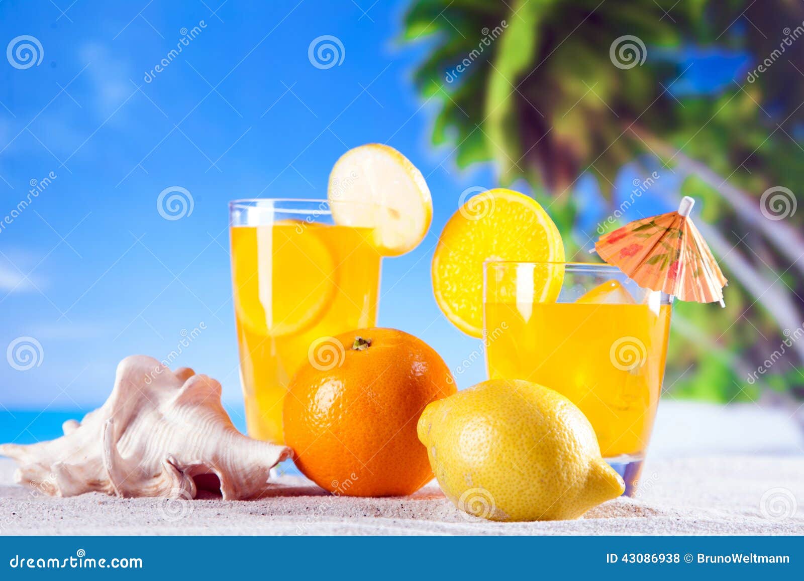Tropische dranken op strand