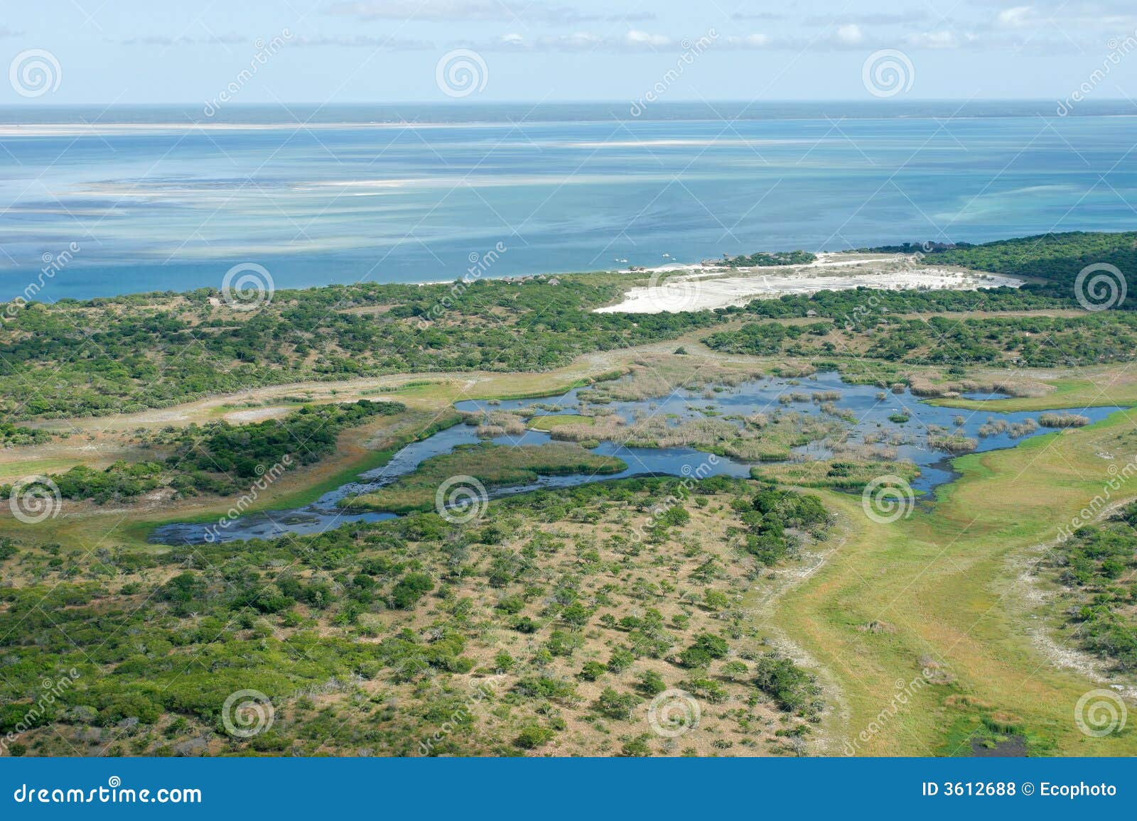 Lucht mening van ondiepe kustwateren en bossen van de tropische kust van Mozambique, Zuid-Afrika