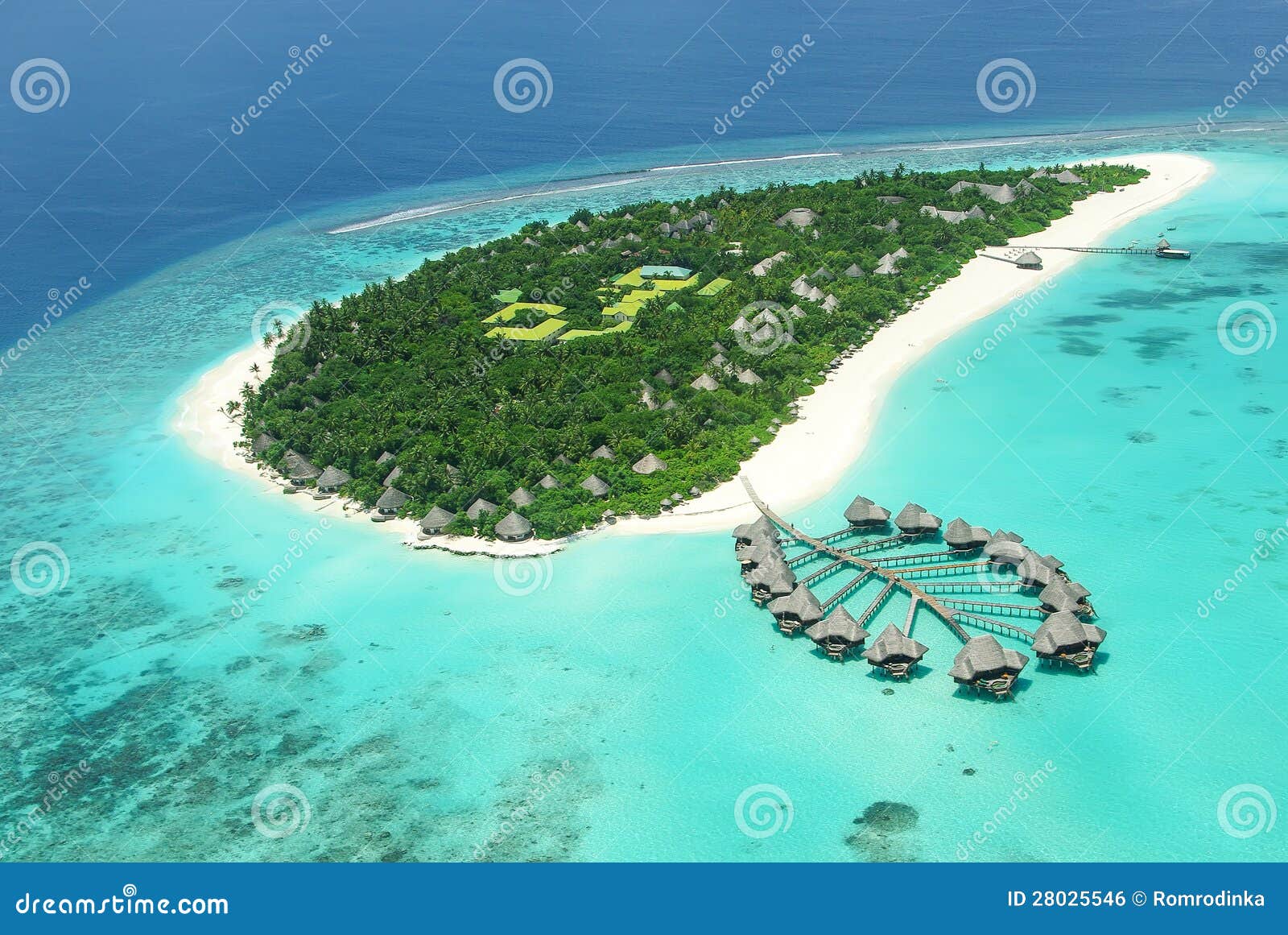 Tropische Maledivische Insel Im Indischen Ozean Stockfoto - Bild von ...