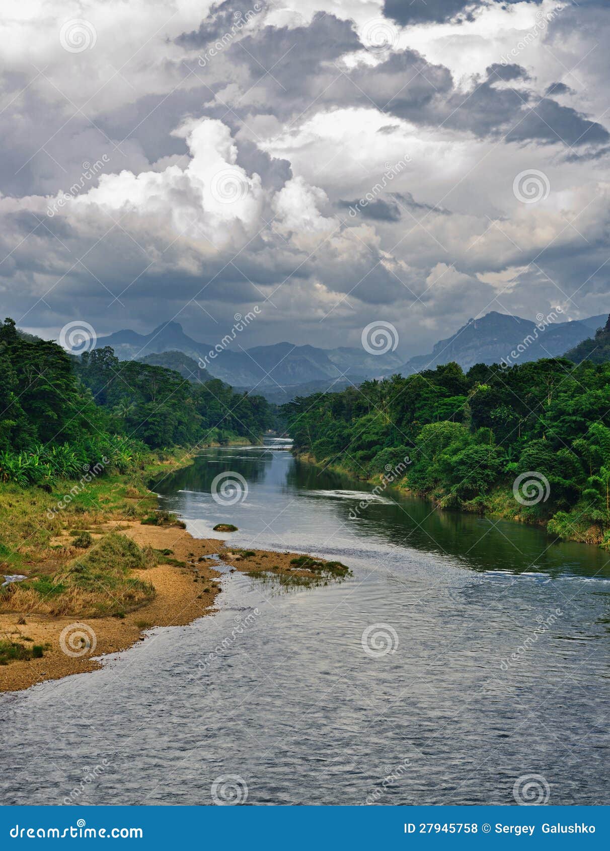 Tropische rivier. De rivier die in het land van Sri Lanka stromen