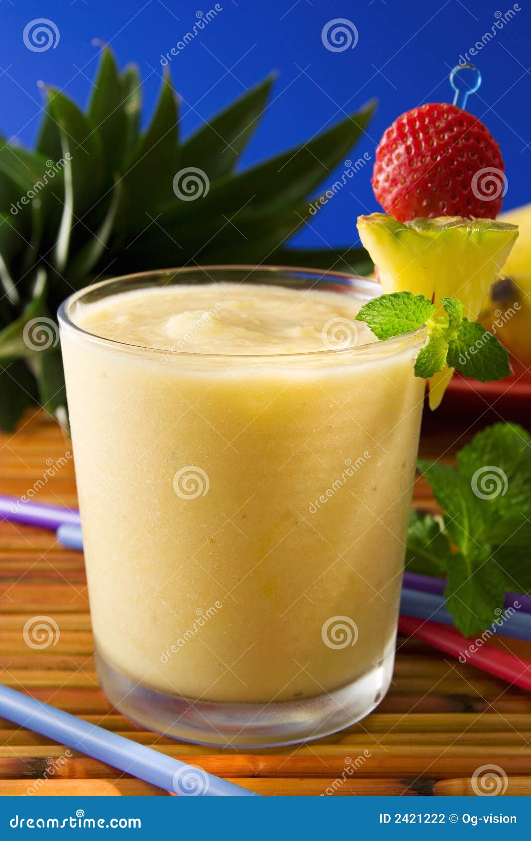 Tropischer Smoothie stockfoto. Bild von frisch, sahnig - 2421222