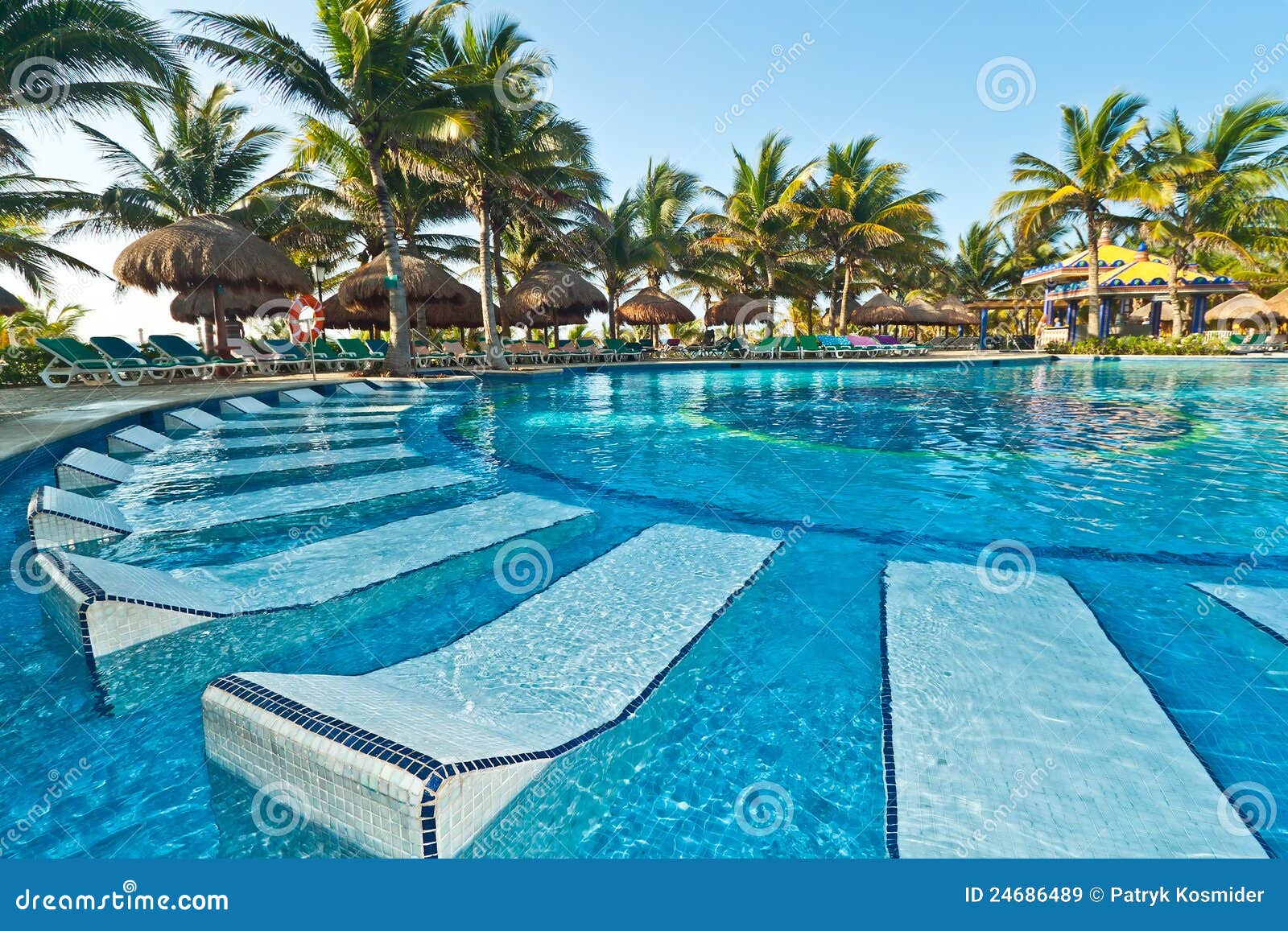 Tropischer Swimmingpool mit sunbeds in Mexiko