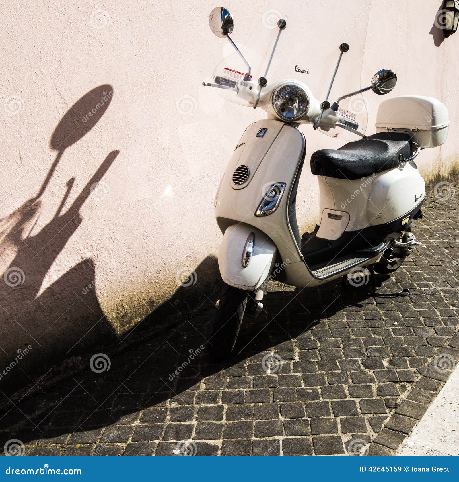 "trotinette" branco do Vespa em uma rua de pedrinha em Roma, Itália