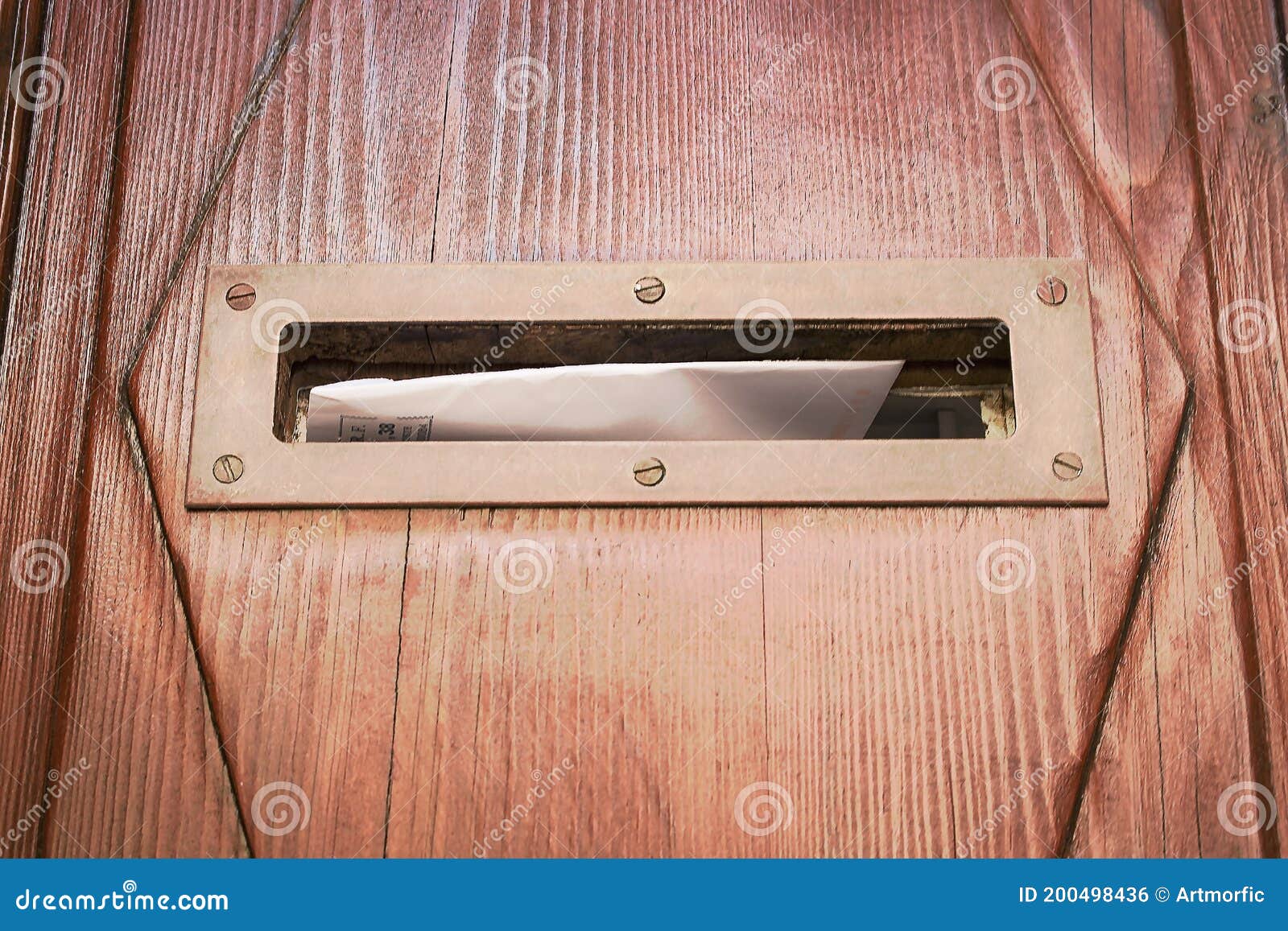 Trou Dans Le Mur En 3 Lettres Trou De La Boîte Aux Lettres Dans La Porte En Bois Avec La Lettre Photo stock - Image du intérieur, entrée: 200498436
