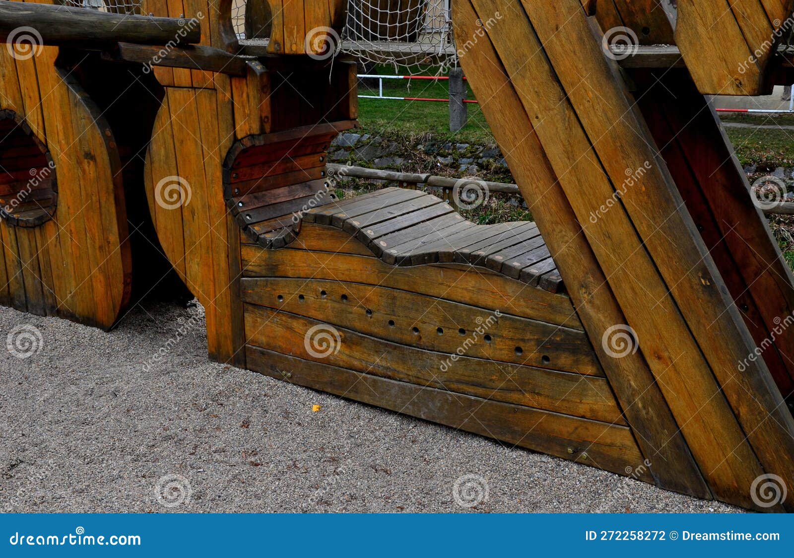 Trous De Planche Dans Le Cadre D'escalade Pour Enfants. Banquette En Bois  Photo stock - Image du construction, brun: 272258272