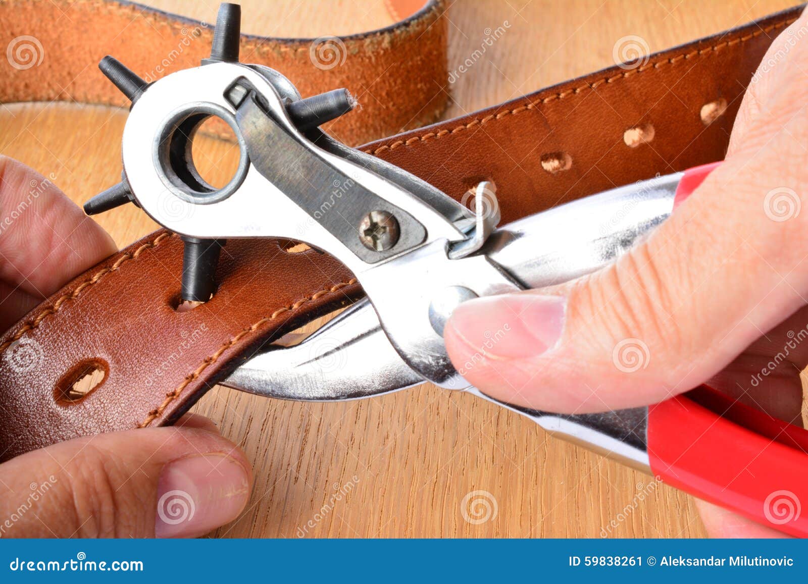 Trous De Poinçon Sur La Ceinture En Cuir Image stock - Image du normal,  tête: 59838261