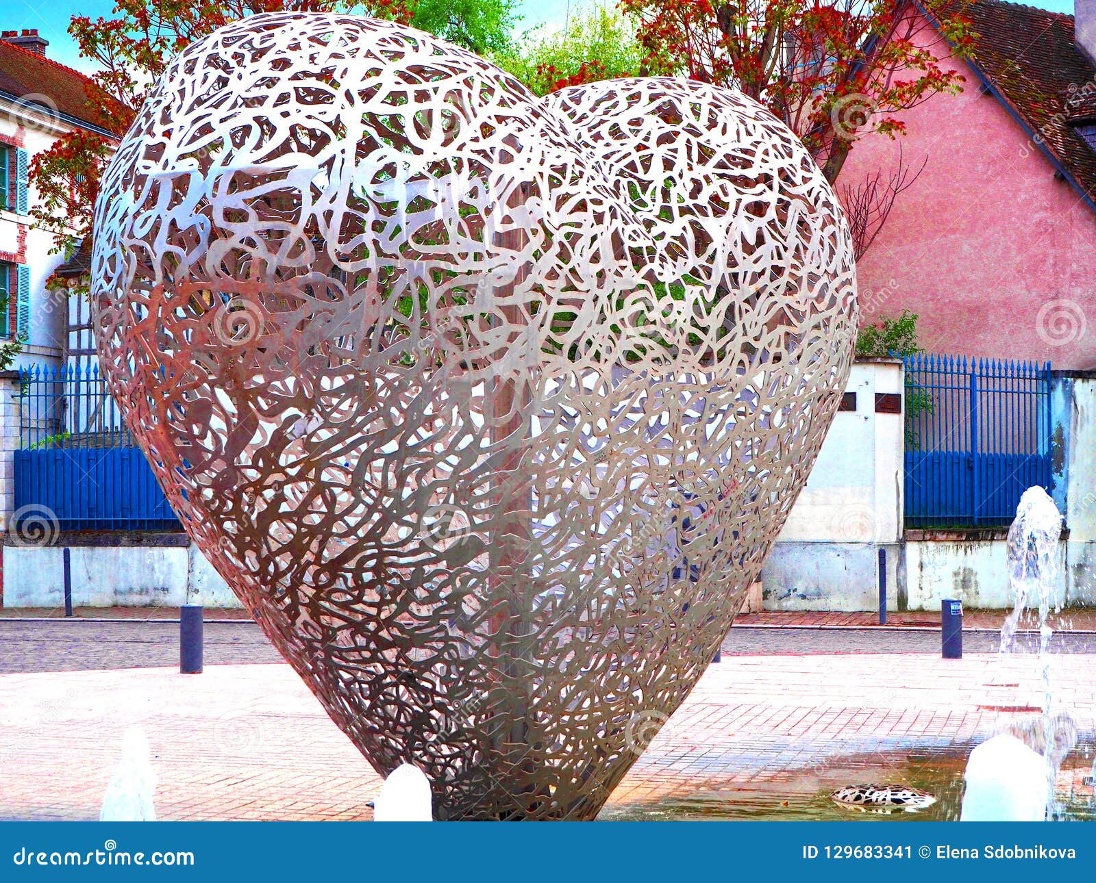 etc Så mange Faldgruber TROYES, FRANCE - APRIL 2017: Monument in Spirit of Modernity - a Heart Made  of Pieces of Steel `Le Coeur De Troyes`. Editorial Photo - Image of famous,  center: 129683341