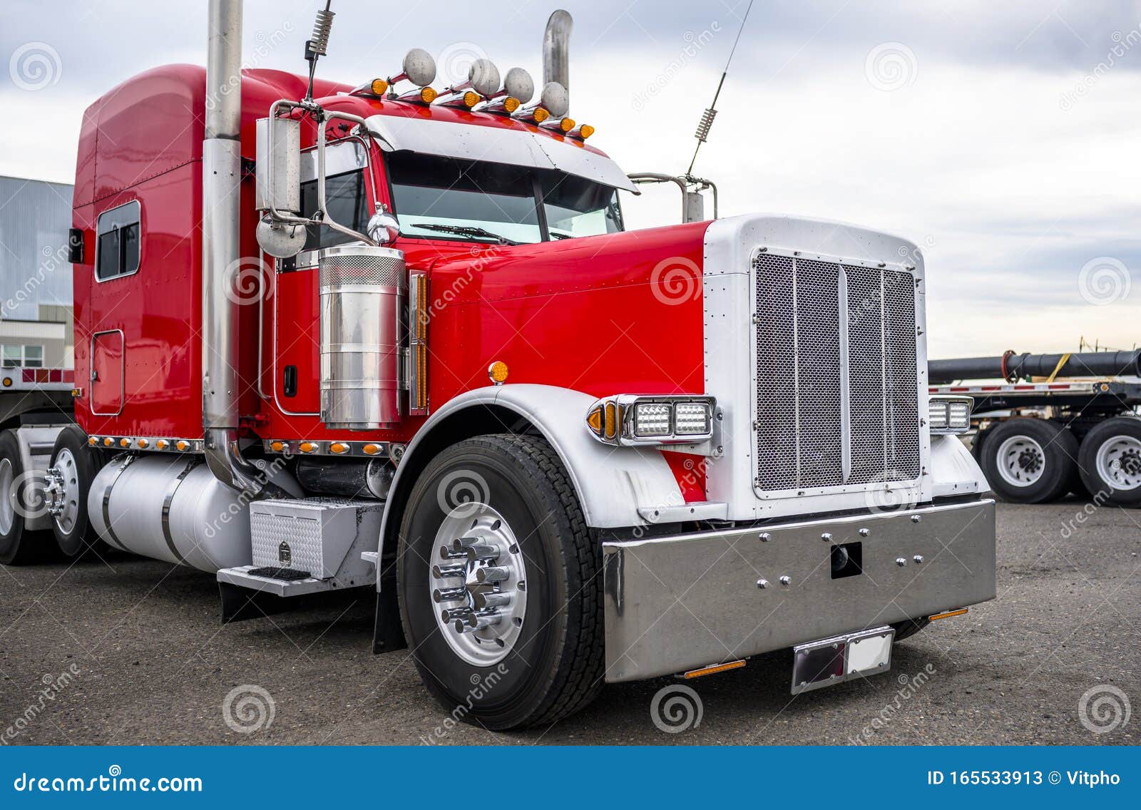 Trtractor De Semi-camión Rojo De Gran Torre Clásico Con Accesorios Cromados  Y Semirremolque De Cama Plana Parado En El Estacionam Imagen de archivo -  Imagen de transportador, noroeste: 165533913