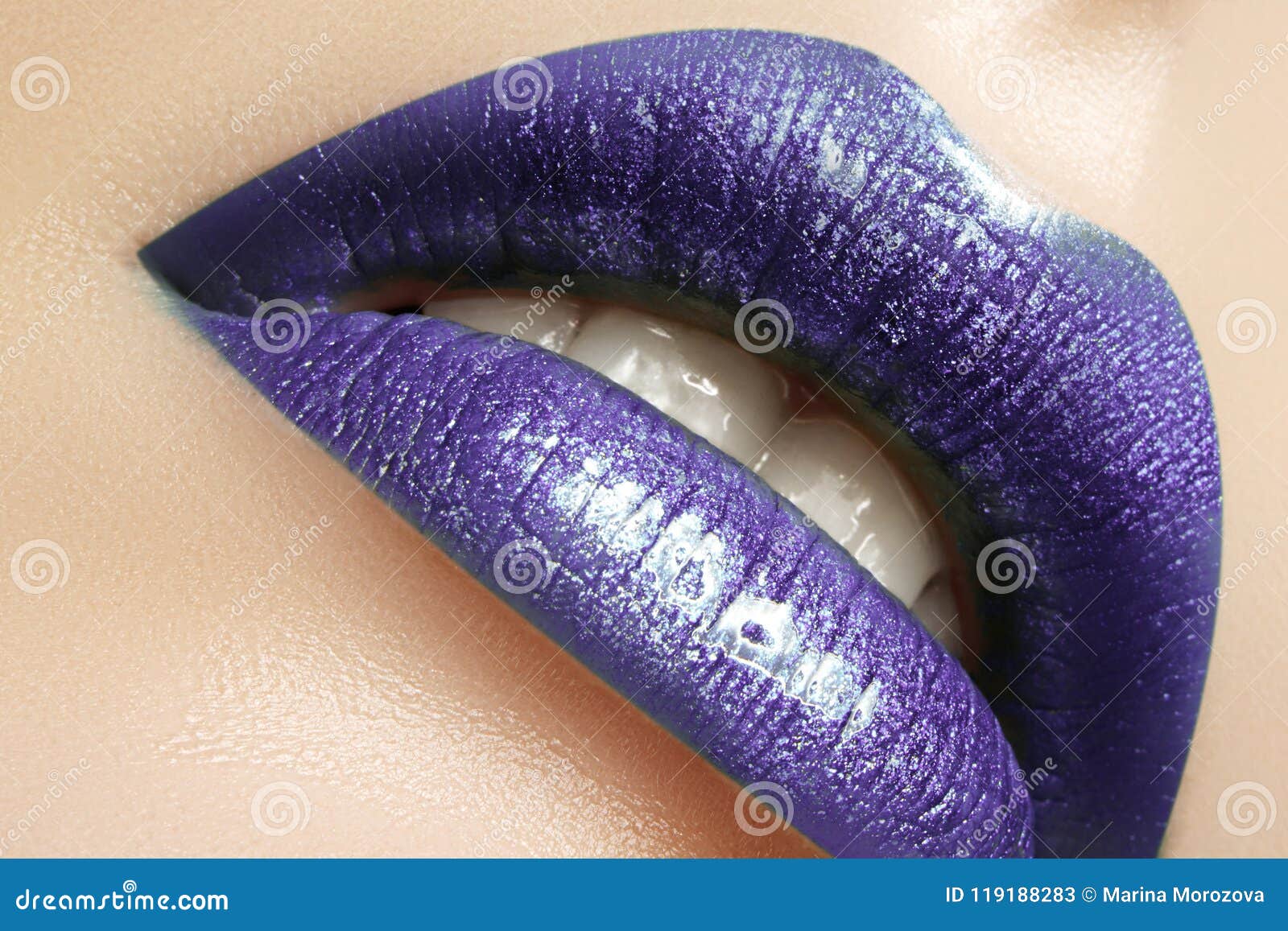 Trucco Del Labbro Di Lucentezza Di Fascino Colpo Di Bellezza Di Trucco Trucco Del Labbro Di Lucentezza Di Fascino Colpo Di Bellezza Di Trucco