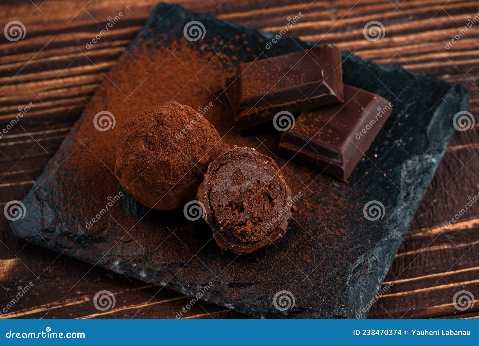 Truffes De Chocolat Maison à L'énergie Fraîche Avec Poudre De Cacao Photo  stock - Image du truffe, rond: 238470374