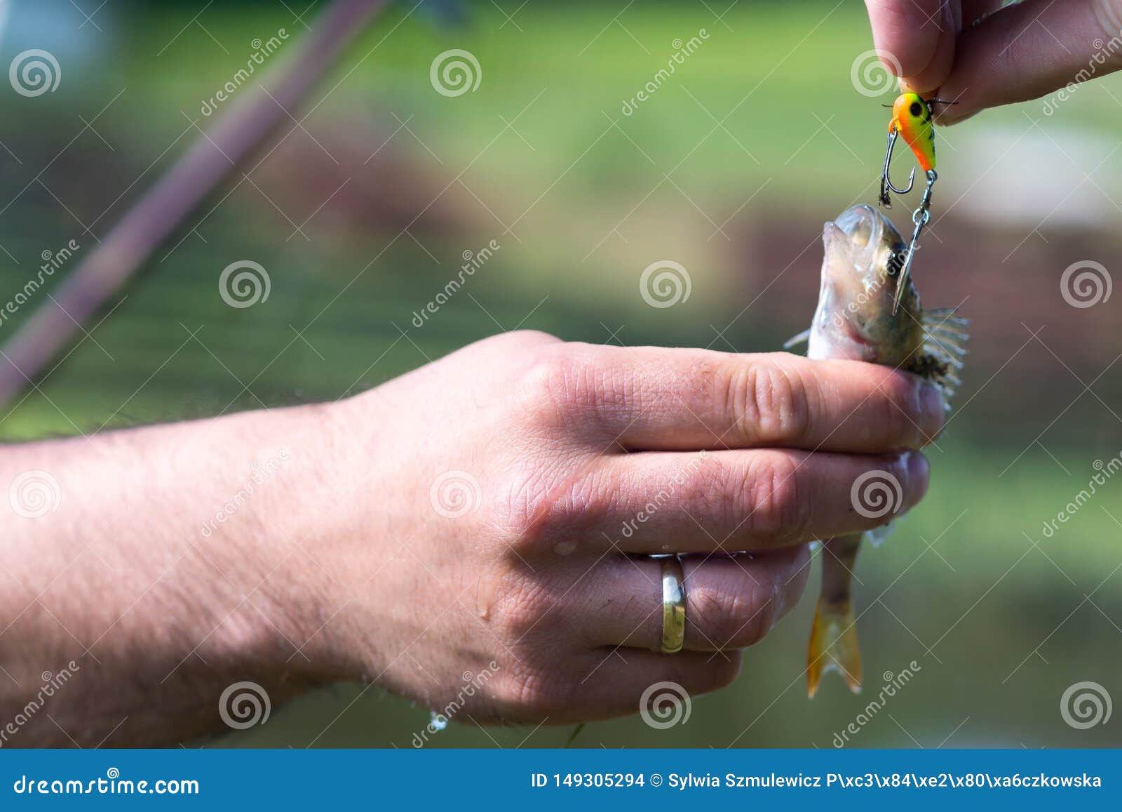 How to take a fish off a hook