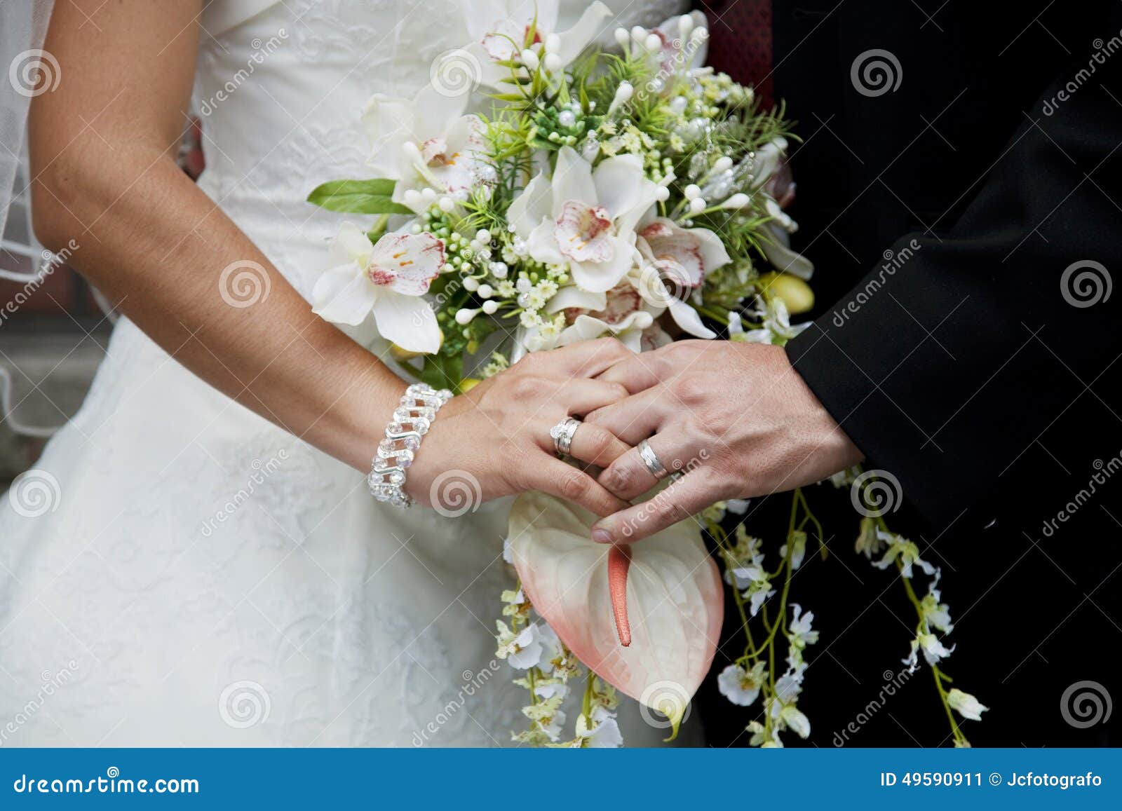 Trzymać bridal bukiet. Państwo młodzi trzyma bridal bukieta zakończenie up
