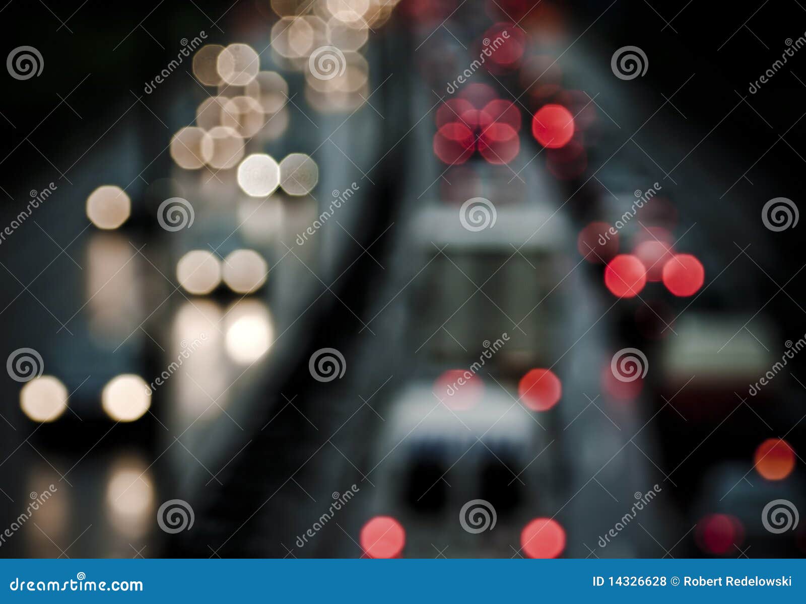 Tráfego. Retrato extremamente macio do foco da rua e de carros molhados com luzes. Estilo de Grunge com algum ruído sujo.