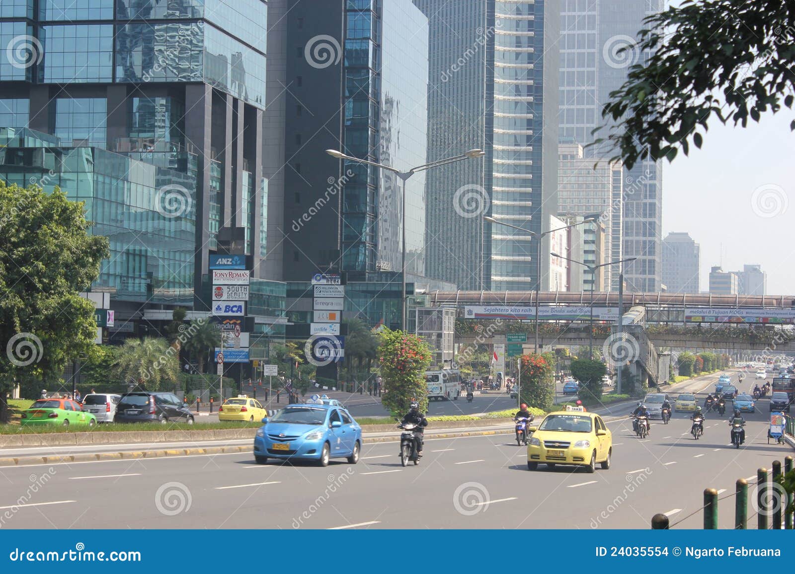 Jakarta, Indonesia, 27 de marzo de 2012 - tráfico en la carretera principal Jakarta por la mañana en que los precios del petróleo de levantamiento de la protesta total.