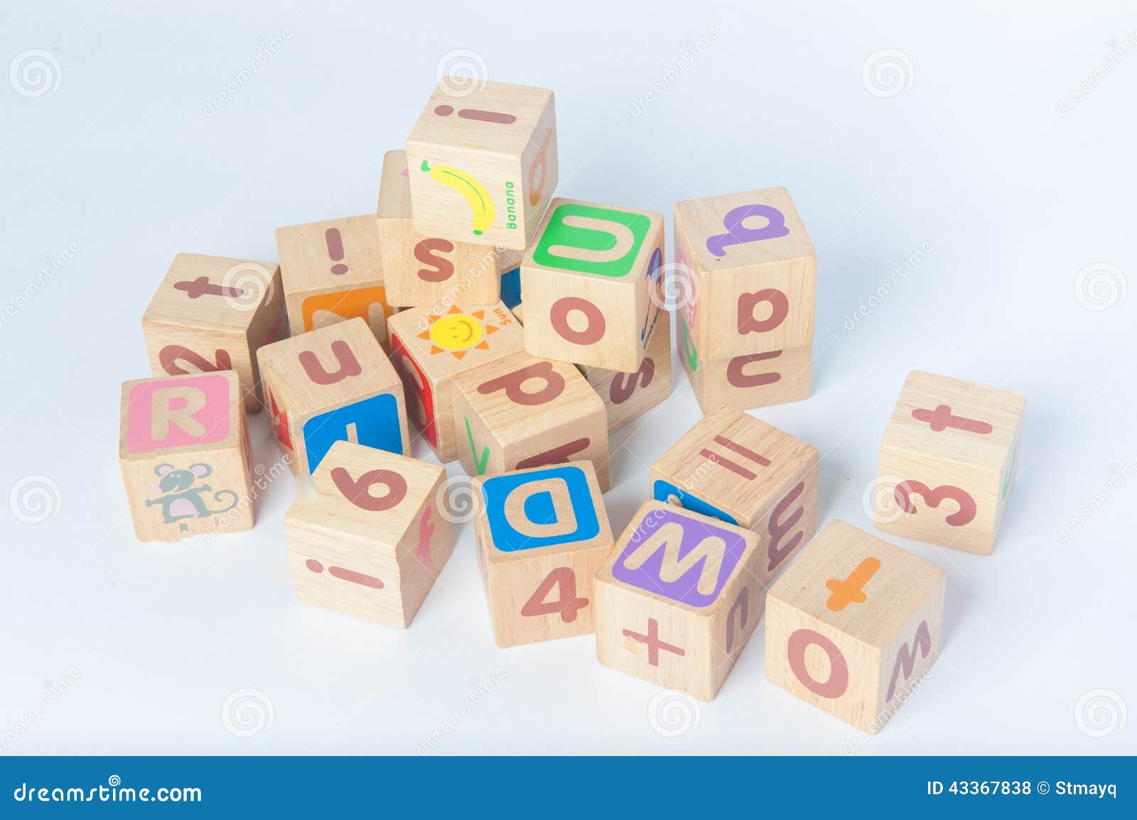 Trä leka med bokstaven/alfabetet