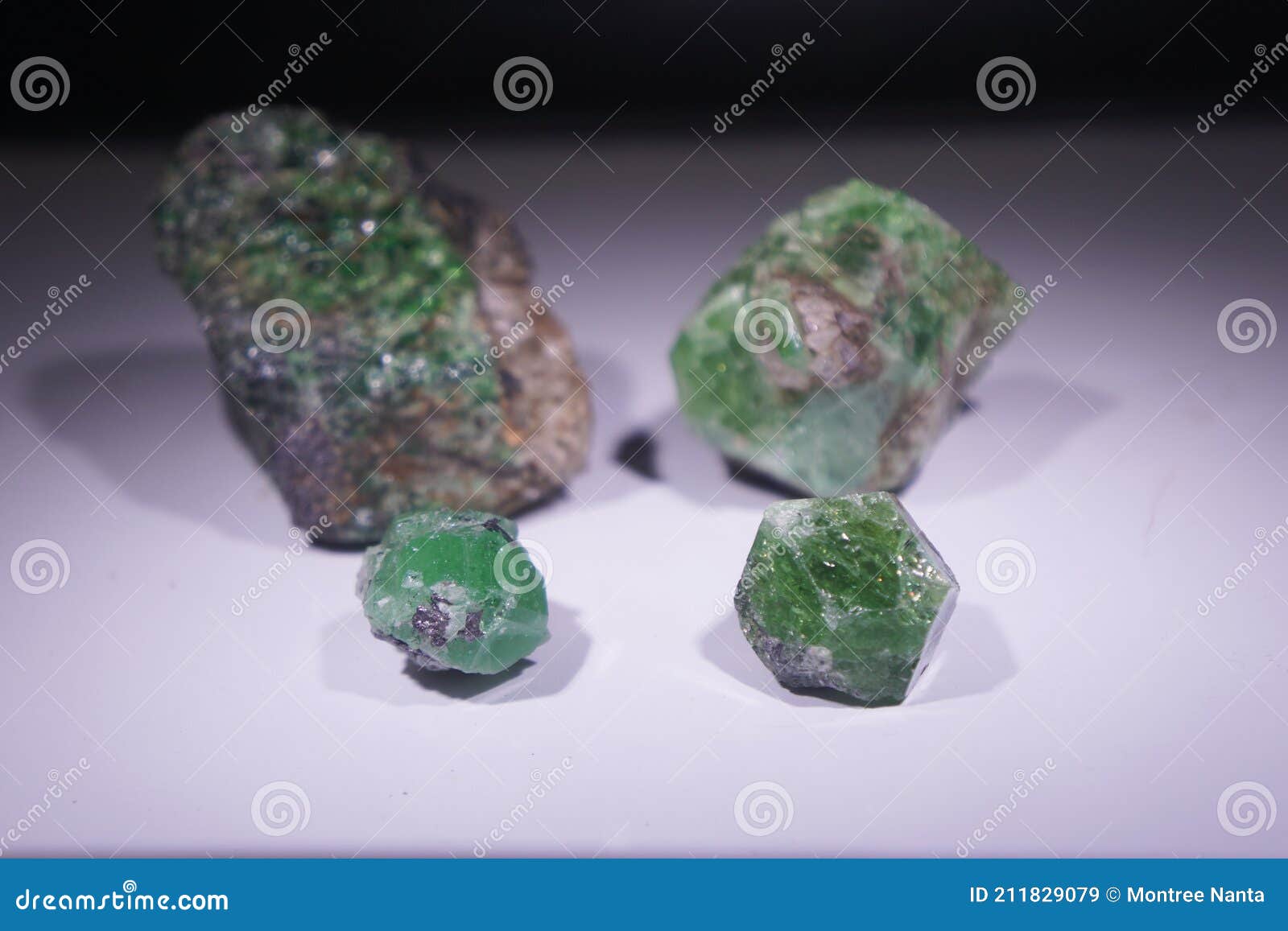 underholdning Jakke orientering Tsavorite Garnet Gemstone is the Emerald-green Family of Grossular Garnet.  Stock Image - Image of corundum, gemstone: 211829079