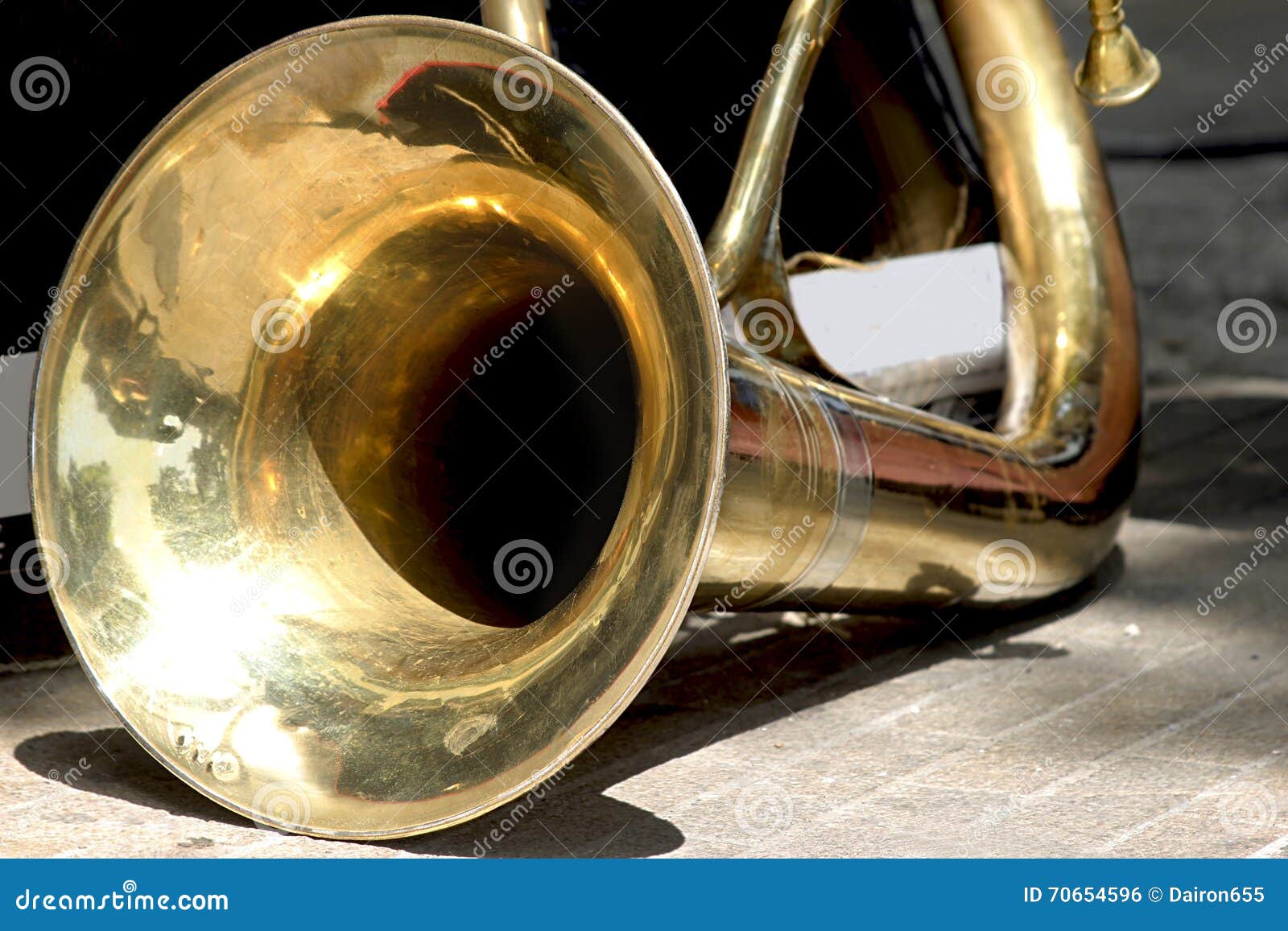 Tuba baixa grande foto de stock. Imagem de vento, faixa 70654596