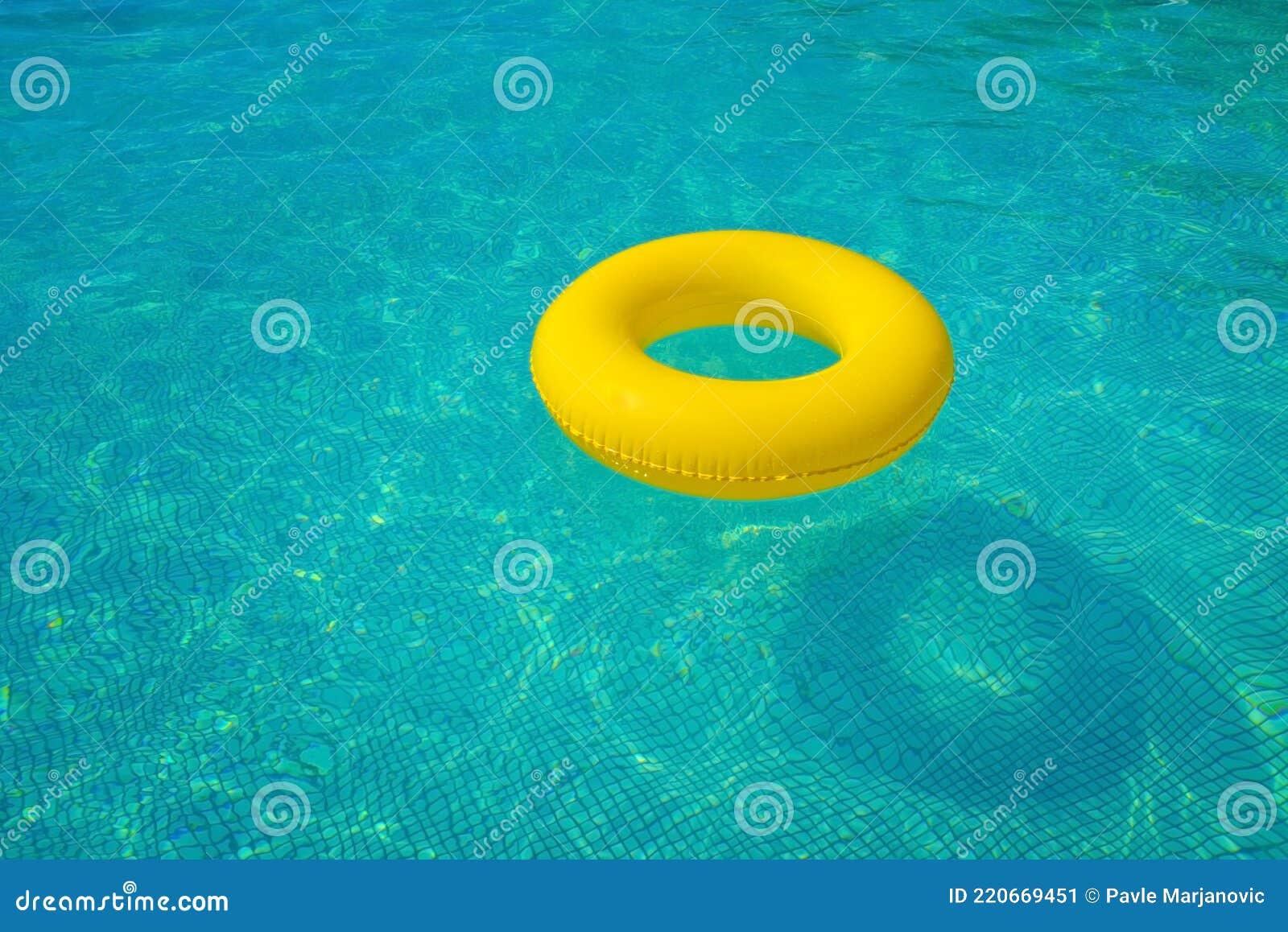 Ballon Gonflable Coloré Flottant Dans La Piscine, Concept De Vacances D'été